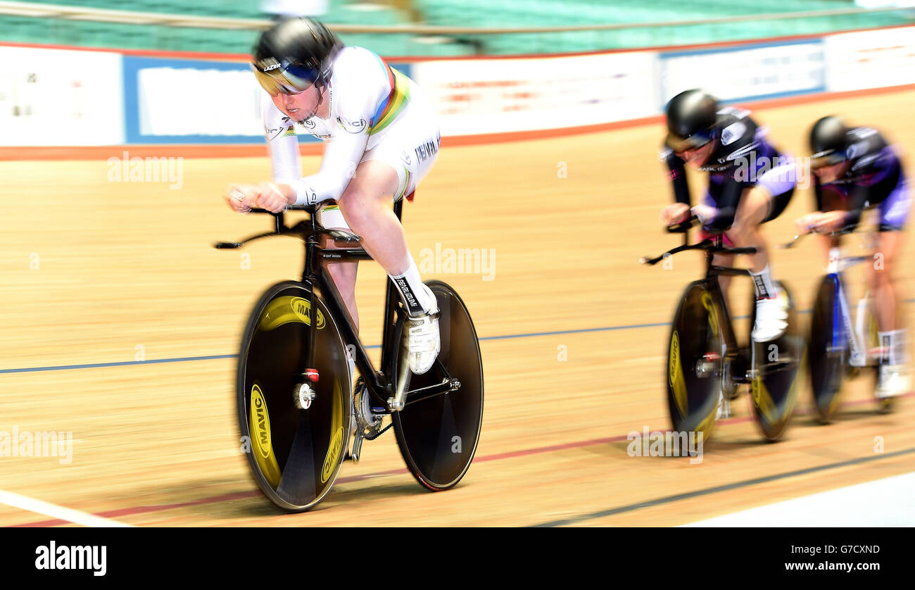 L'équipe Pearl Izumi avec Katie Archibald (à gauche) et Sarah Story (deuxième à gauche), lors de la qualification de l'équipe Womens, lors du premier jour des Championnats nationaux de cyclisme britanniques au National Cycling Centre, Manchester. Banque D'Images