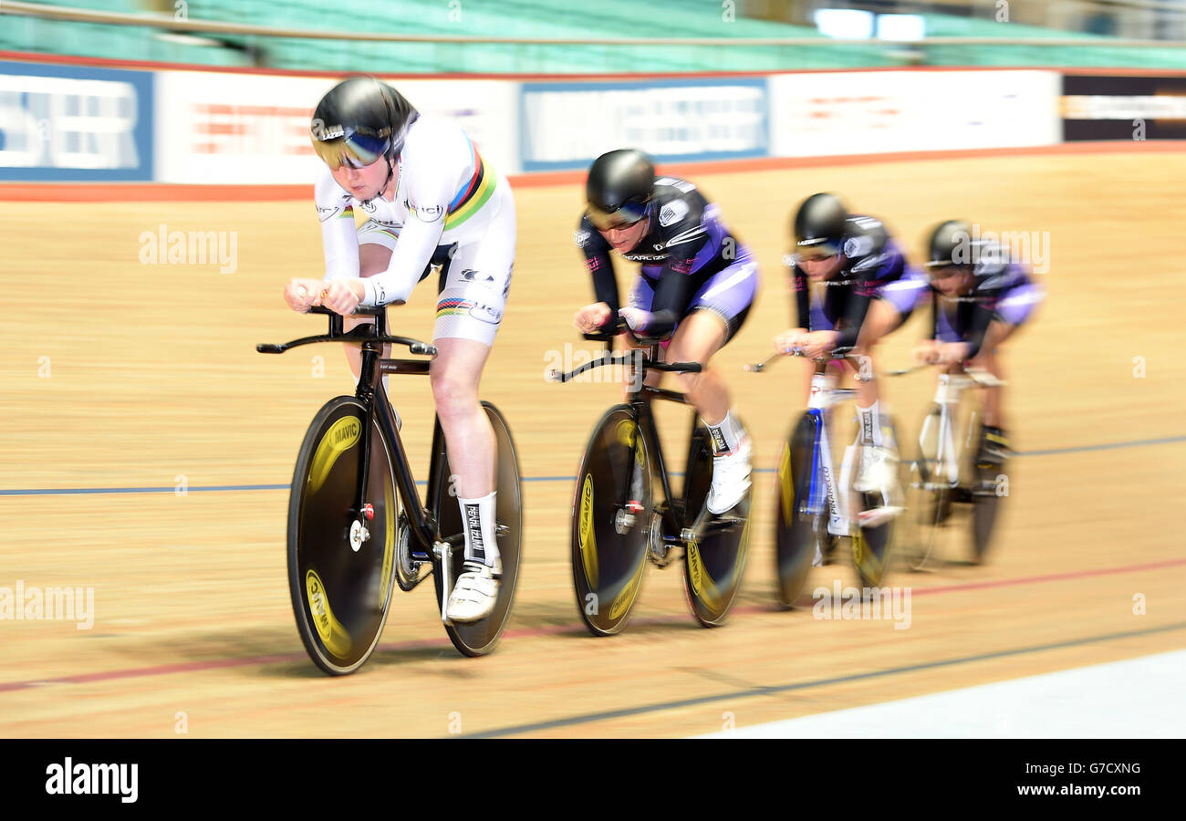 L'équipe Pearl Izumi avec Katie Archibald (à gauche) et Sarah Story (deuxième à gauche), lors de la qualification de l'équipe Womens, lors du premier jour des Championnats nationaux de cyclisme britanniques au National Cycling Centre, Manchester. Banque D'Images