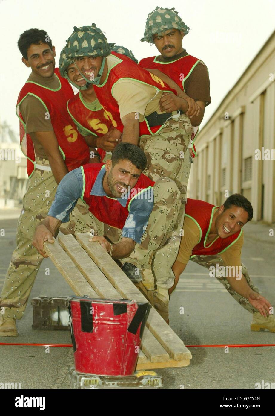 Des membres de la Garde nationale iraquienne participent à un exercice de formation,Au cours d'un cours de quatre semaines dirigé par la Compagnie D de la Black Watch à Port Az Zubayr, dans le sud de l'Irak, où les membres de l'ING sont enseignés à travailler ensemble en équipe et à être en mesure de donner des ordres ainsi que des prendre.La tâche à laquelle ils ont dû faire face était de placer deux planches de bois ensemble sans toucher le sol et pour qu'un homme marche jusqu'à la fin et remplisse un seau d'eau. Banque D'Images