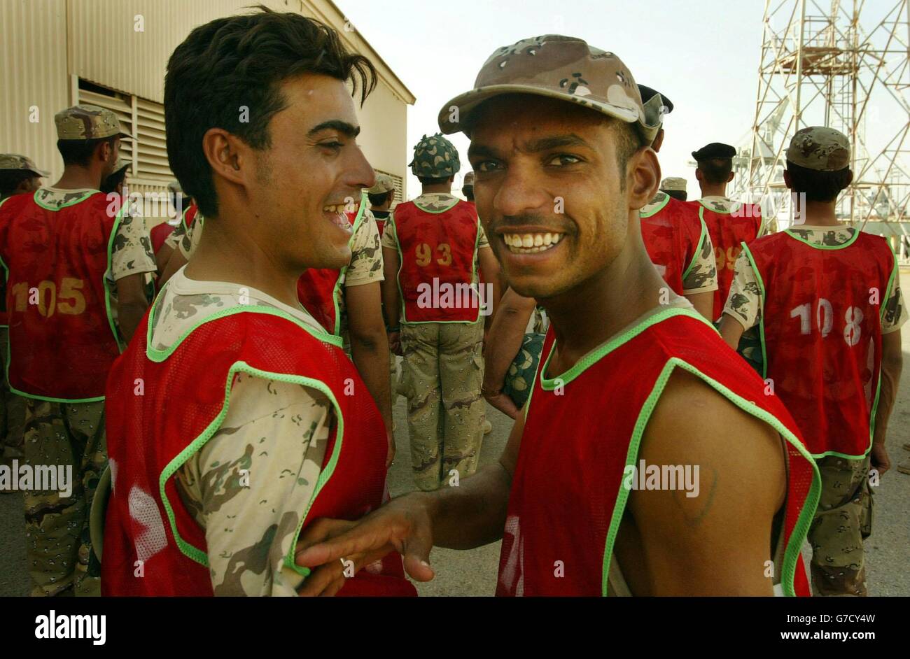 Deux membres de la Garde nationale irakienne (ING) partagent une blague à l'arrière d'un défilé à Port Az Zubayr, dans le sud de l'Irak, Au cours d'un cours de quatre semaines dirigé par D Company of the Black Watch où les membres de l'ING sont enseignés dans l'Armée britannique de la manière de travailler ensemble en équipe et de pouvoir donner des ordres ainsi que de les prendre. Banque D'Images