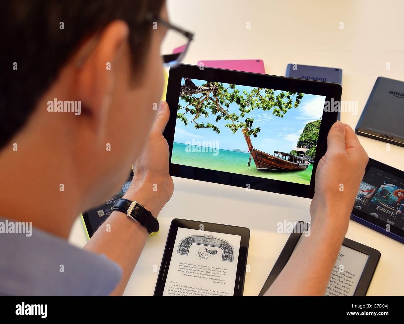 Un employé du bureau Amazon de la City de Londres étudie la nouvelle tablette  Amazon Fire HD qui sera commercialisée à partir d'aujourd'hui pour 329  livres Photo Stock - Alamy