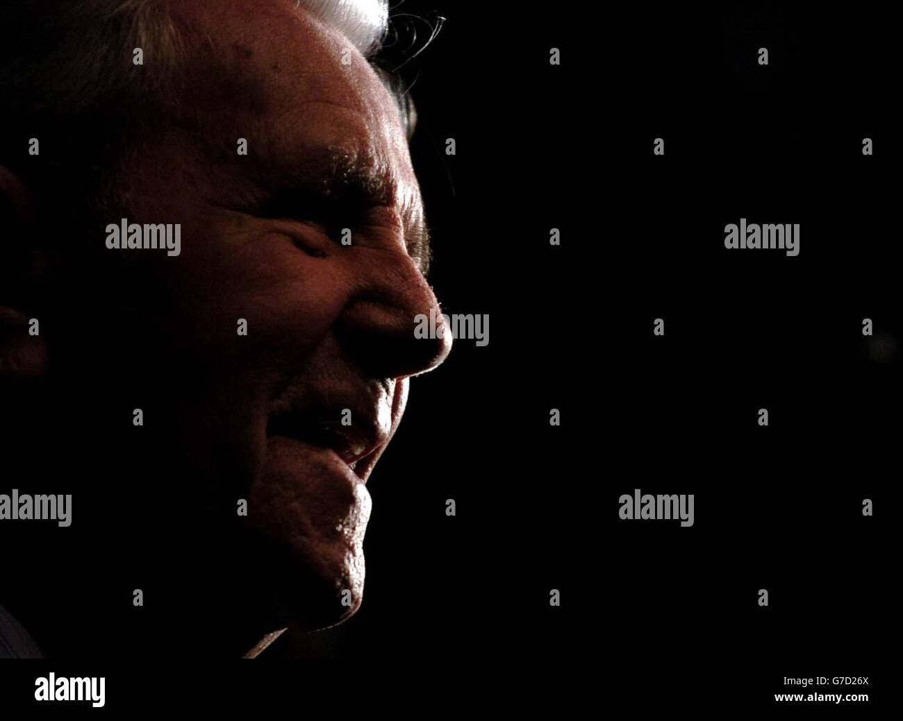 Sir Norman Wisdom au Theatre Royal, à Norwich, où le comédien dit adieu à la scène britannique après une carrière de plus d'un demi-siècle. Il a annoncé plus tôt cette semaine qu'il allait prendre sa retraite à son 90e anniversaire en février - après une apparition sur un paquebot de croisière des Caraïbes. « Je me retire de la scène, mais je n'aurais pas à me faire un autre film s'il était offert », a déclaré Sir Norman aujourd'hui, de son domicile à l'île de Man. Banque D'Images