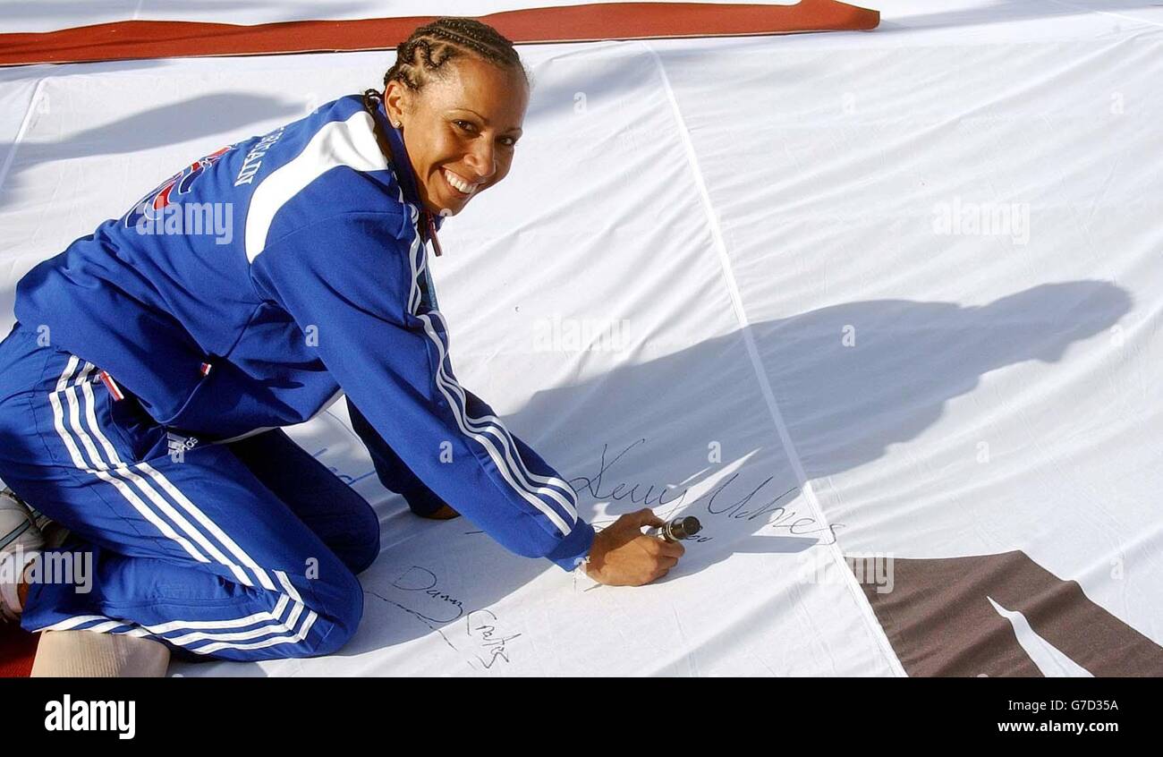 Kelly Holmes, double médaillée d'or olympique pour les femmes Athlétiques de 800 mètres et 1 500 mètres lors du défilé de la victoire à Trafalgar Square, Londres. Les Jeux olympiques d'été ont été les meilleures performances d'équipe de Grande-Bretagne depuis 1924. Le défilé va également défendre les espoirs de Londres d'accueillir les Jeux de 2012. Banque D'Images