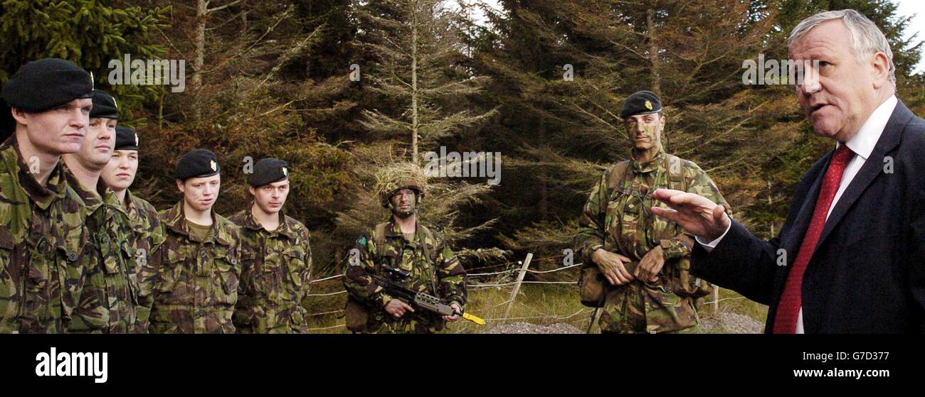 Le député Adam Ingram, ministre d'État aux Forces armées, rencontre des soldats du 1er Irlandais à leur base militaire de fort George, en Écosse, après avoir vu une manifestation. Banque D'Images