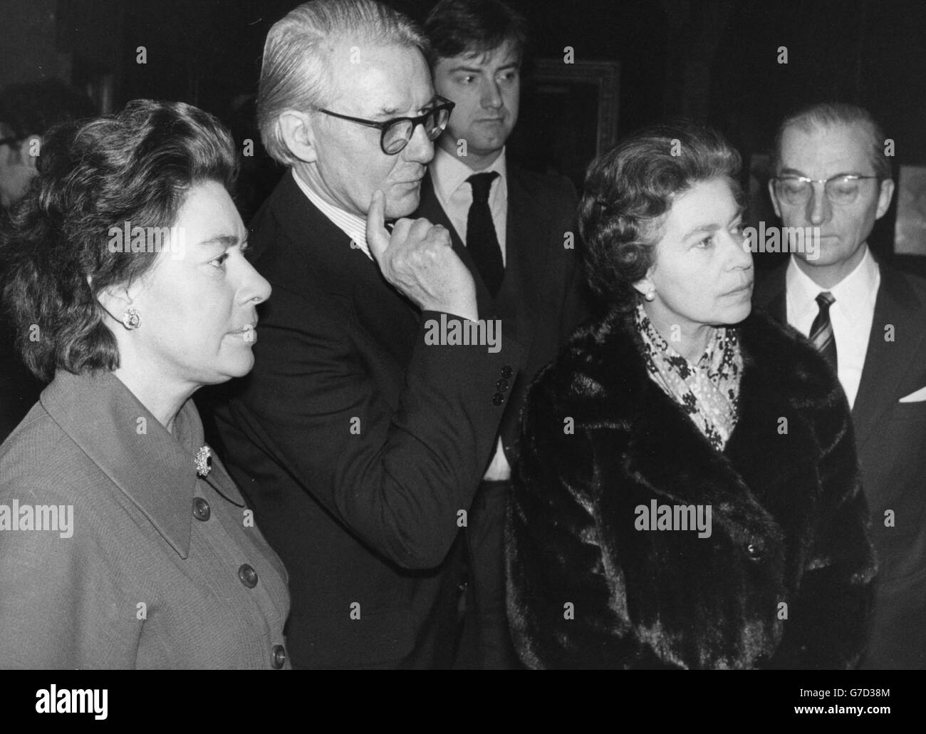 La princesse Margaret (à gauche) et la reine Elizabeth II, accompagnées de Lord Kenyon, admirent les œuvres exposées au Musée national du portrait lors de leur visite à l'exposition Sir Thomas More. Banque D'Images