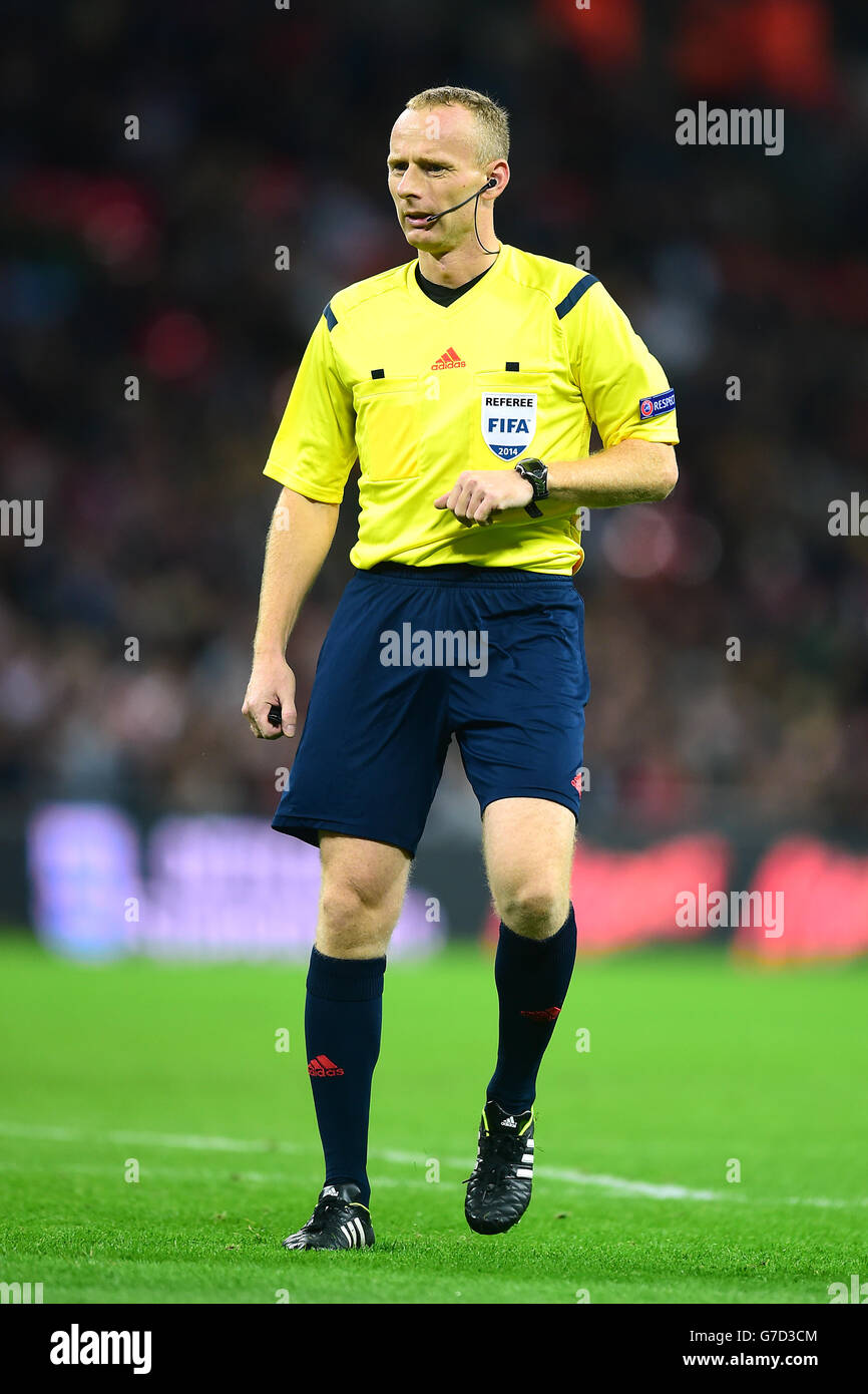 Football - UEFA Euro 2016 - qualification - Groupe E - Angleterre / Saint-Marin - Wembley. Arbitre Marcin Borski Banque D'Images