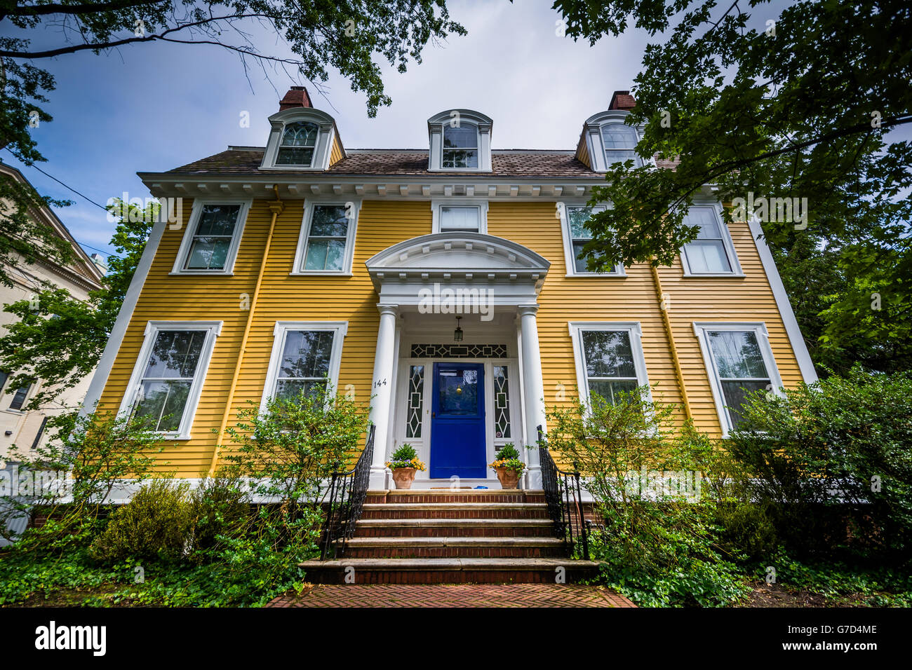 Belle maison jaune dans la région de College Hill, Providence, Rhode Island. Banque D'Images