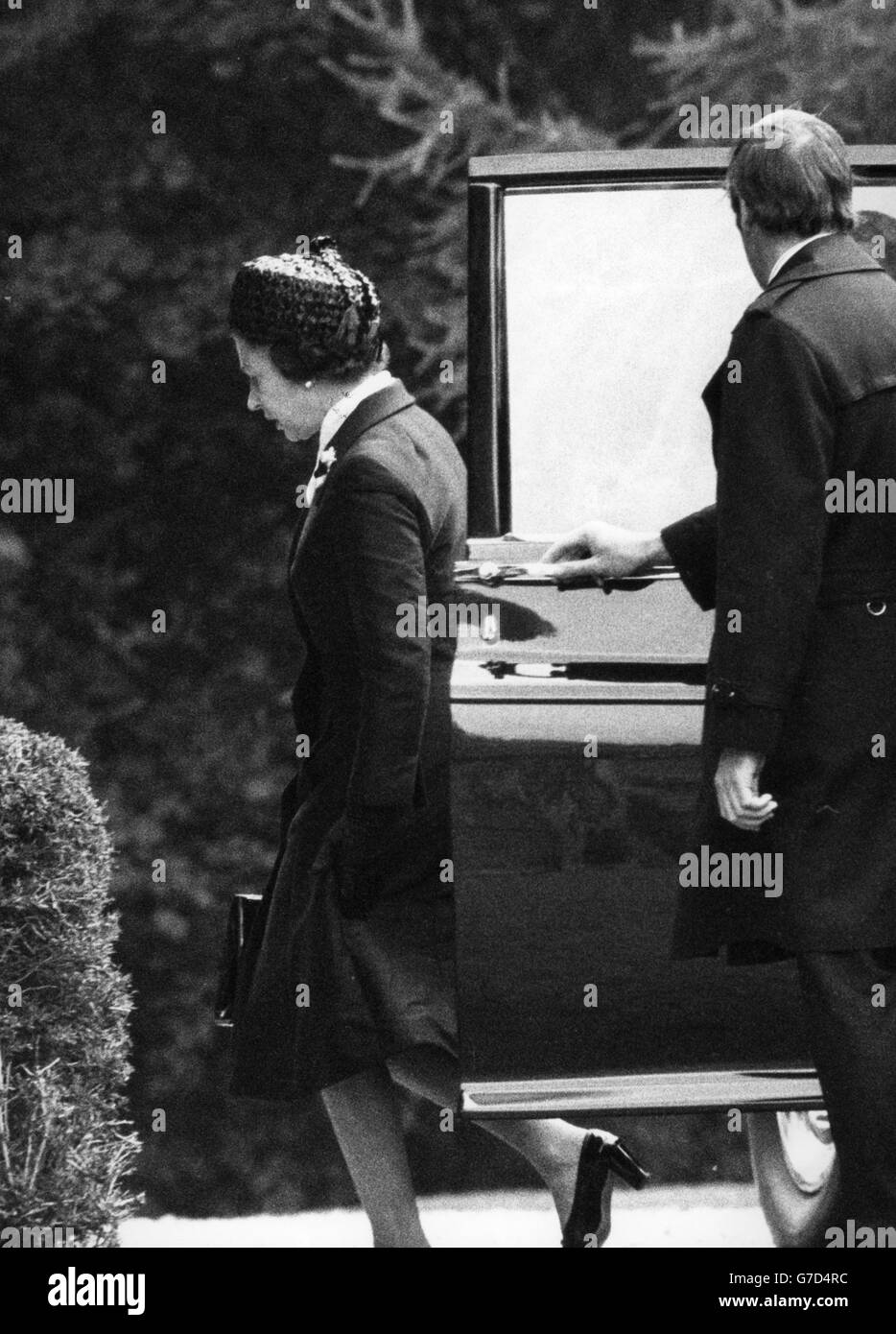 La reine Elizabeth II, qui a quitté le château de Balmoral pour la première fois depuis la mort de Earl Mountbatten, arrive à la petite église paroissiale de Crathie, à proximité, pour assister à un service du dimanche. Banque D'Images