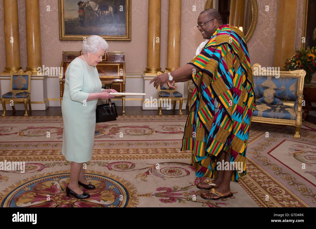 La reine Elizabeth II reçoit son Excellence, M. Victor Emmanuel Smith, qui a présenté ses lettres de commission en qualité de haut-commissaire pour la République du Ghana à Londres, au Palais de Buckingham, dans le centre de Londres. Banque D'Images
