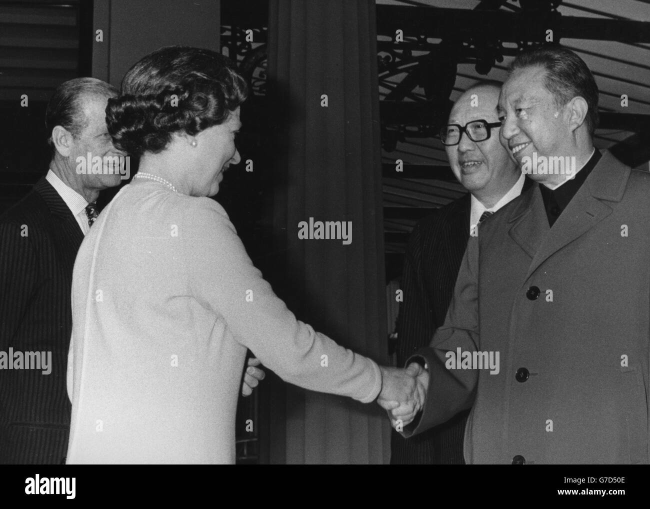 Image - La reine Elizabeth II et le Président Hua Guofeng - Buckingham Palace, Londres Banque D'Images