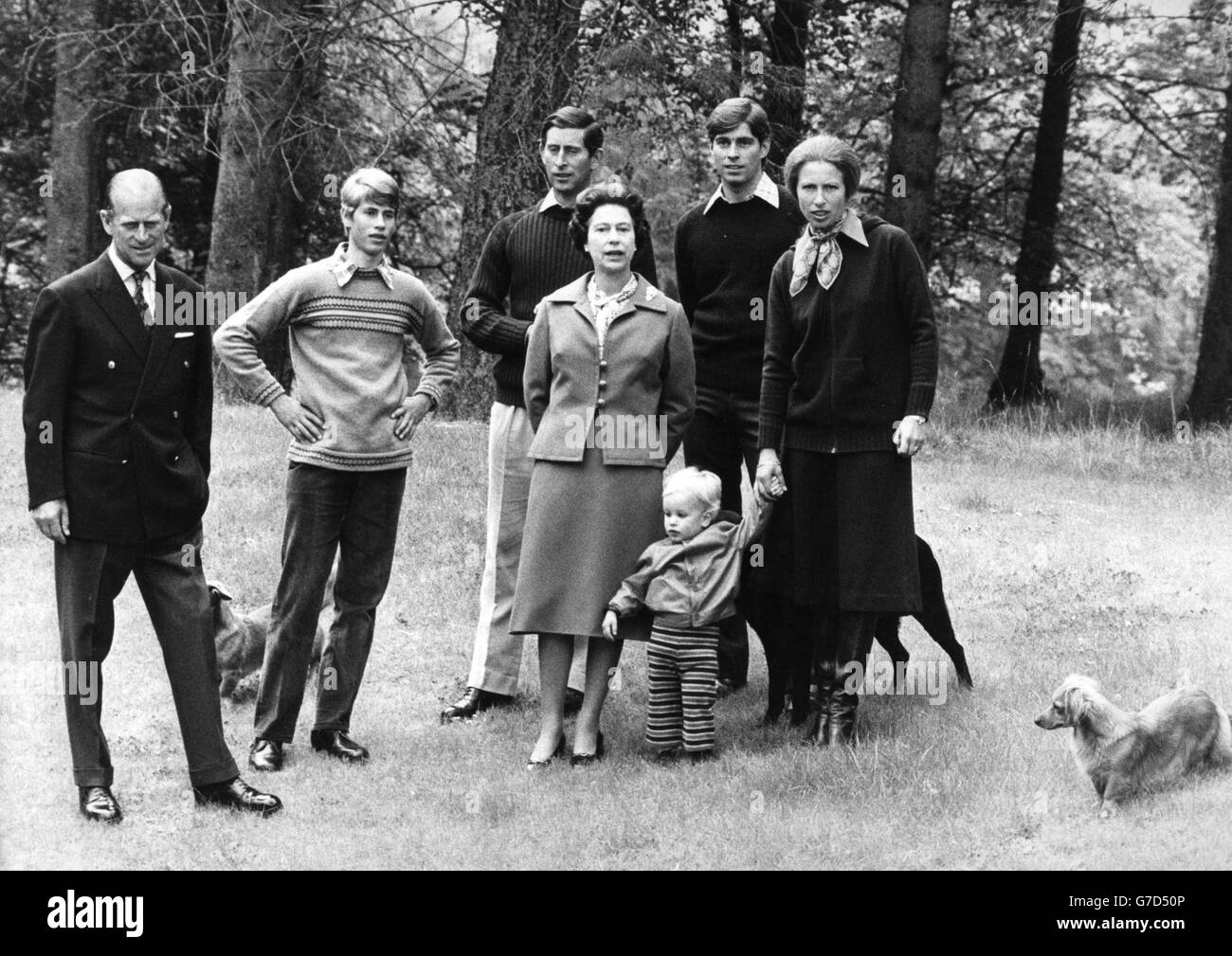 Vacances en famille royale au château de Balmoral : (l-r) le duc d'Édimbourg, le prince Edward, le prince Charles, la reine Elizabeth II, le prince Andrew, Et la princesse Anne tenant la main de son fils Peter Phillips. Banque D'Images