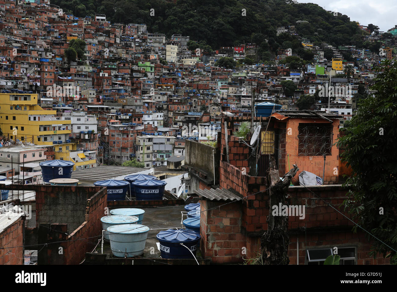 Rio de Janeiro, Brésil vues de la vie quotidienne à Rocinha Favela avec de grands butt d'eau qui servent l'eau quotidienne à chaque maison et une population d'environ 300,00 personnes Banque D'Images