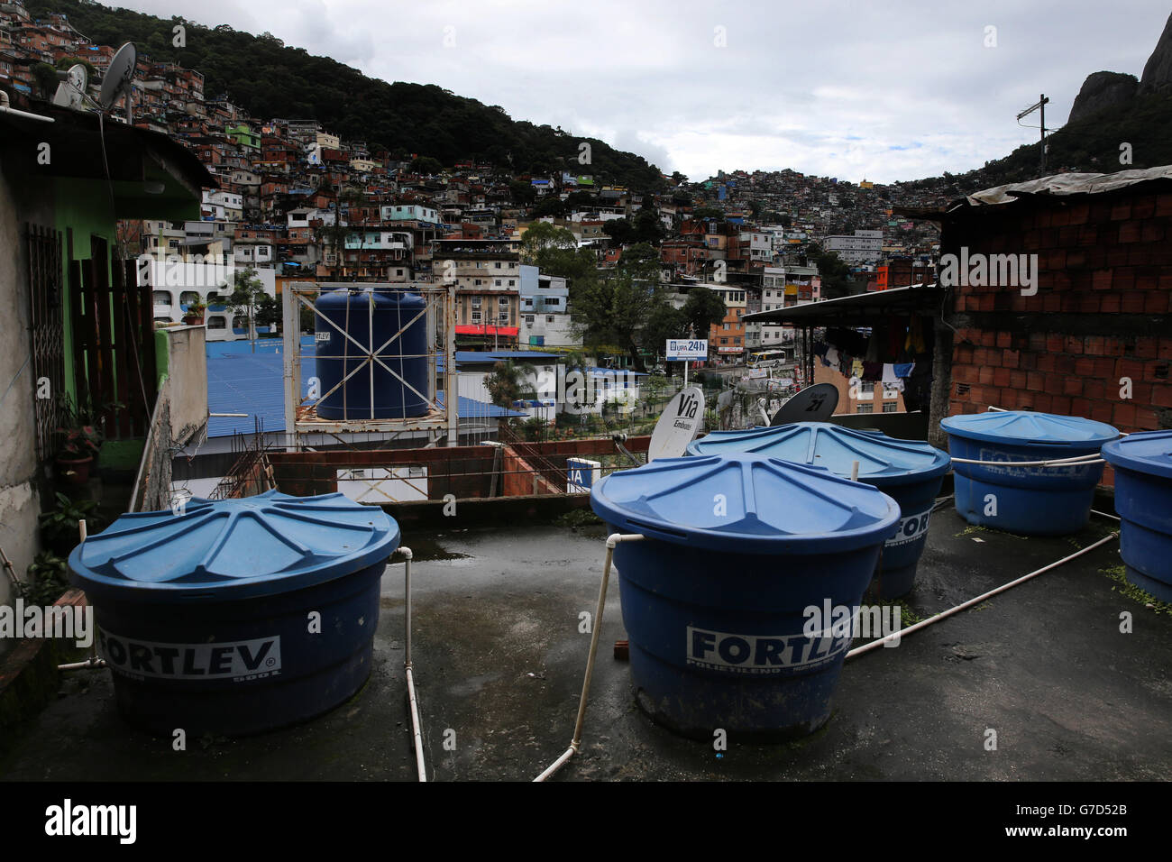 Rio de Janeiro, Brésil vues de la vie quotidienne à Rocinha Favela avec de grands butt d'eau qui servent l'eau quotidienne à chaque maison et une population d'environ 300,00 personnes Banque D'Images