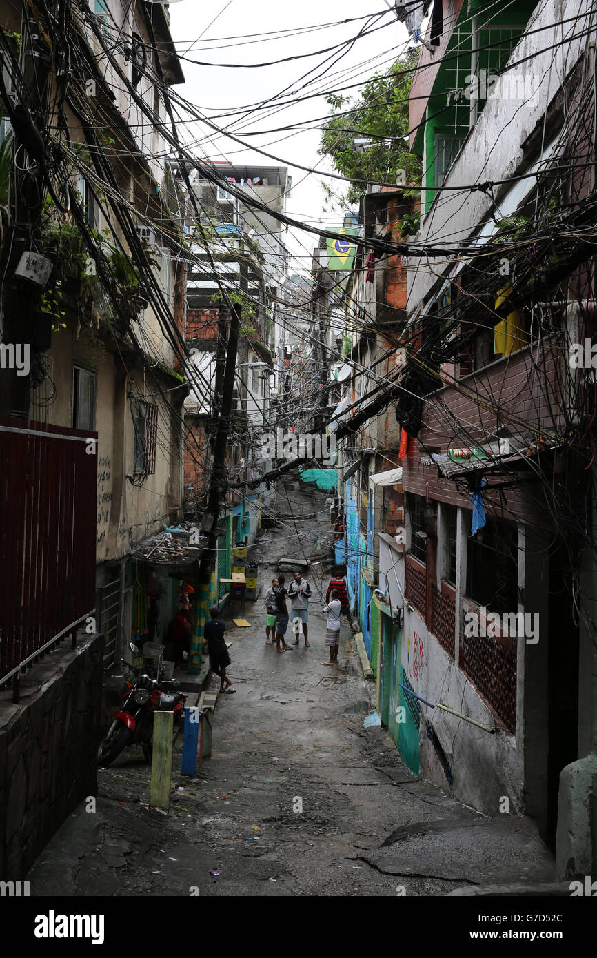 Rio De Janeiro Bresil Vues De La Vie Quotidienne A Rocinha Favela Avec Des Cables Electriques Alimentant Les Maisons Avec Une Population D Environ 300 000 Personnes Photo Stock Alamy Rio De Janeiro Bresil Vues De La Vie Quotidienne A Rocinha Favela Avec Des Cables Electriques Alimentant Les Maisons Avec Une Population D Environ 300 000 Personnes Photo Stock Alamy