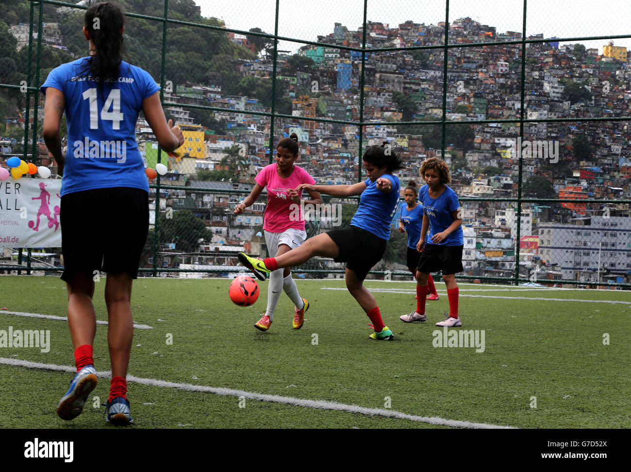 Football - coupe du monde de la FIFA 2014 - vues sur la ville de Rio de Janeiro.Rio de Janeiro, Brésil vues de la vie quotidienne à Rocinha Favela avec le tournoi de football féminin Banque D'Images