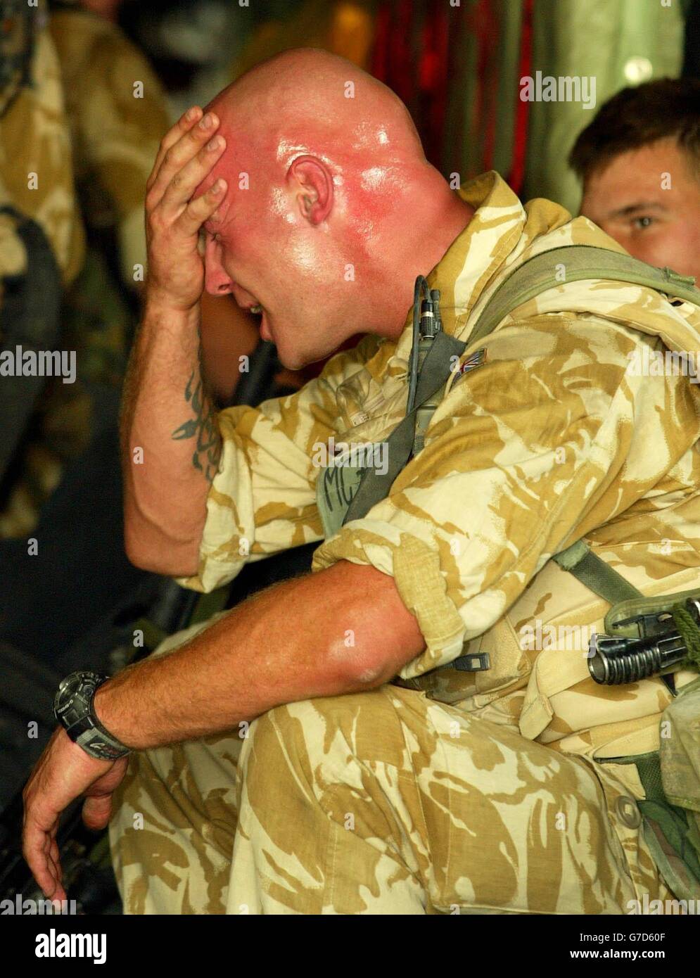 David McBride de la Black Watch essuie la sueur de lui-même alors qu'il monte à bord d'un Hercules C-130 trop le prendre au nord avec des températures encore près de 39/C, il Black Watch groupe de bataille, avec des pièces jointes de 40 Commando Royal Marines, Les gardes-dragons de la Reine de l'escadron B et le soutien d'autres unités seront en service dans la zone où l'unité expéditionnaire maritime des États-Unis 24 a été déployée. Banque D'Images