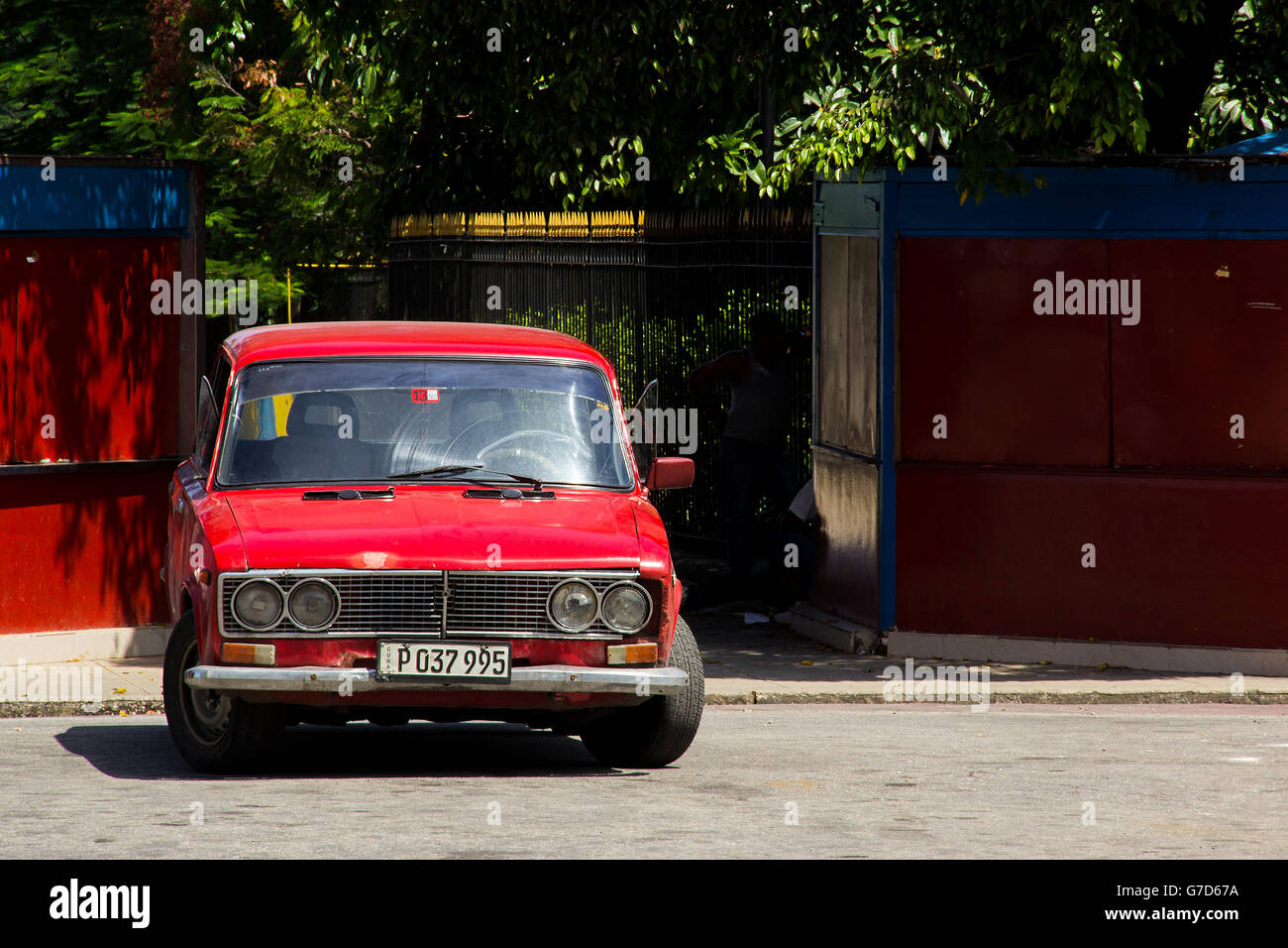 Une vieille voiture dans une rue d'Havanas centre-ville le 7 octobre 2014 à La Havane. Banque D'Images