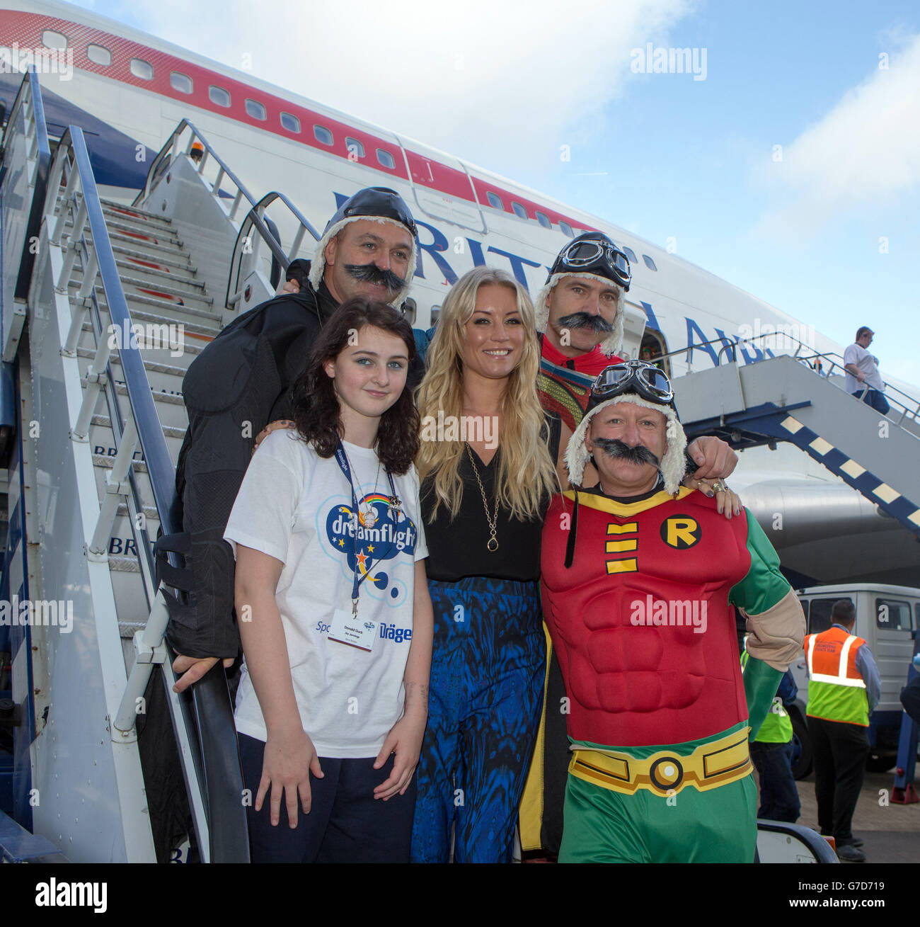 Denise Van Outen (au centre) avec les pilotes Andy Raynes (à gauche) premier officier supérieur Adrian Jenkins (à droite) et le capitaine Andy Bean (en haut à droite) avec Joy Jenkins, en tant que jeunes qui ont lutté contre une maladie grave, Pension d'invalidité et de traumatologie un jet spécialement affrété de Heathrow dans le cadre du voyage de charité de DreamFlight en Floride. Banque D'Images