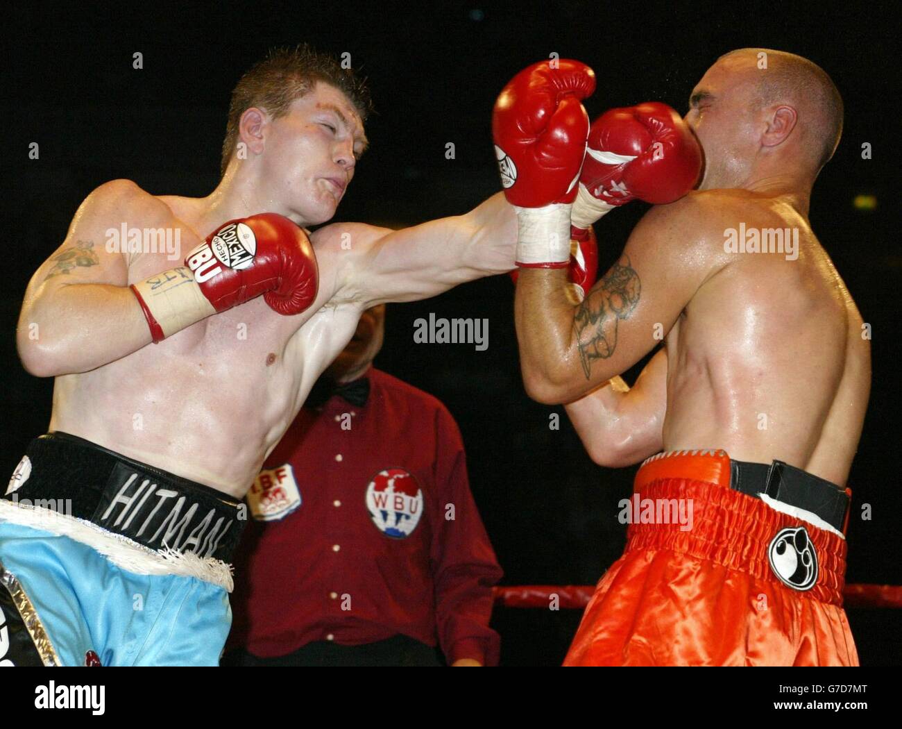 Ricky Hatton (à gauche), en Angleterre, a frappé Mike Stewart, aux États-Unis, lors de son combat du titre WBU World Light-Welterweight à LA MEN Arena de Manchester.Hatton a ensuite gagné le combat par knockout au cinquième tour. Banque D'Images