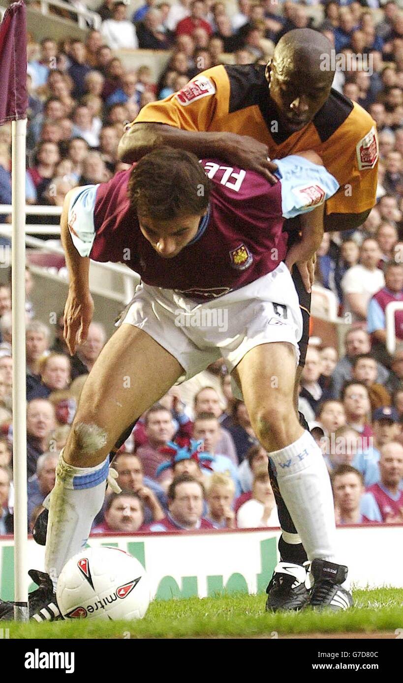 Carl Fletcher de West Ham (premier plan) retient Shaun Newton de Wolverhampton Wanders lors de leur match de championnat Coca-Cola à Upton Park, Londres, le samedi 2 octobre 2004.. Banque D'Images