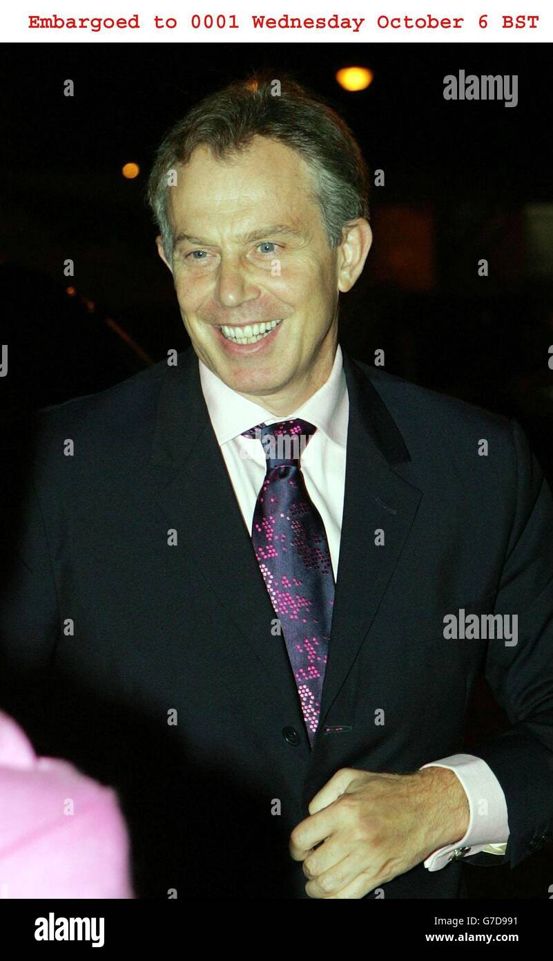 Le Premier ministre britannique Tony Blair arrive à l'aéroport d'Heathrow pour embarquer dans un vol vers le Soudan. Le Premier ministre Tony Blair s’envolait au Soudan pour exhorter son gouvernement à mettre fin au massacre qui a coûté des milliers de vies dans un Darfour ravagé par la guerre et à protéger jusqu’à un million de réfugiés fuyant le carnage. M. Blair prendra la touche dans la capitale, Khartoum, dans les premières heures, pour des entretiens avec le président Omar Ahmed al-Bashir et son adjoint Ali Osman Mohammed Taha. Le premier ministre insistera sur le fait que la communauté internationale attend du président Bashir qu’il arrive à un accord de paix avec les rebelles qui font des ravages au Darfour Banque D'Images