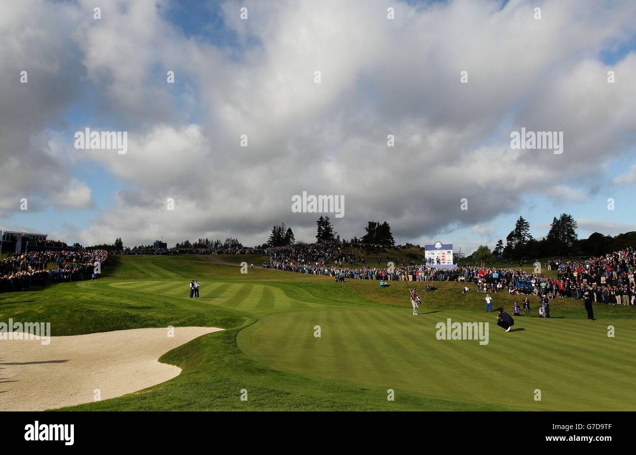 Le Bubba Watson des États-Unis fait la queue sur le 10ème green pendant le deuxième jour de la 40ème Ryder Cup au Gleneagles Golf course, Perthshire. Banque D'Images