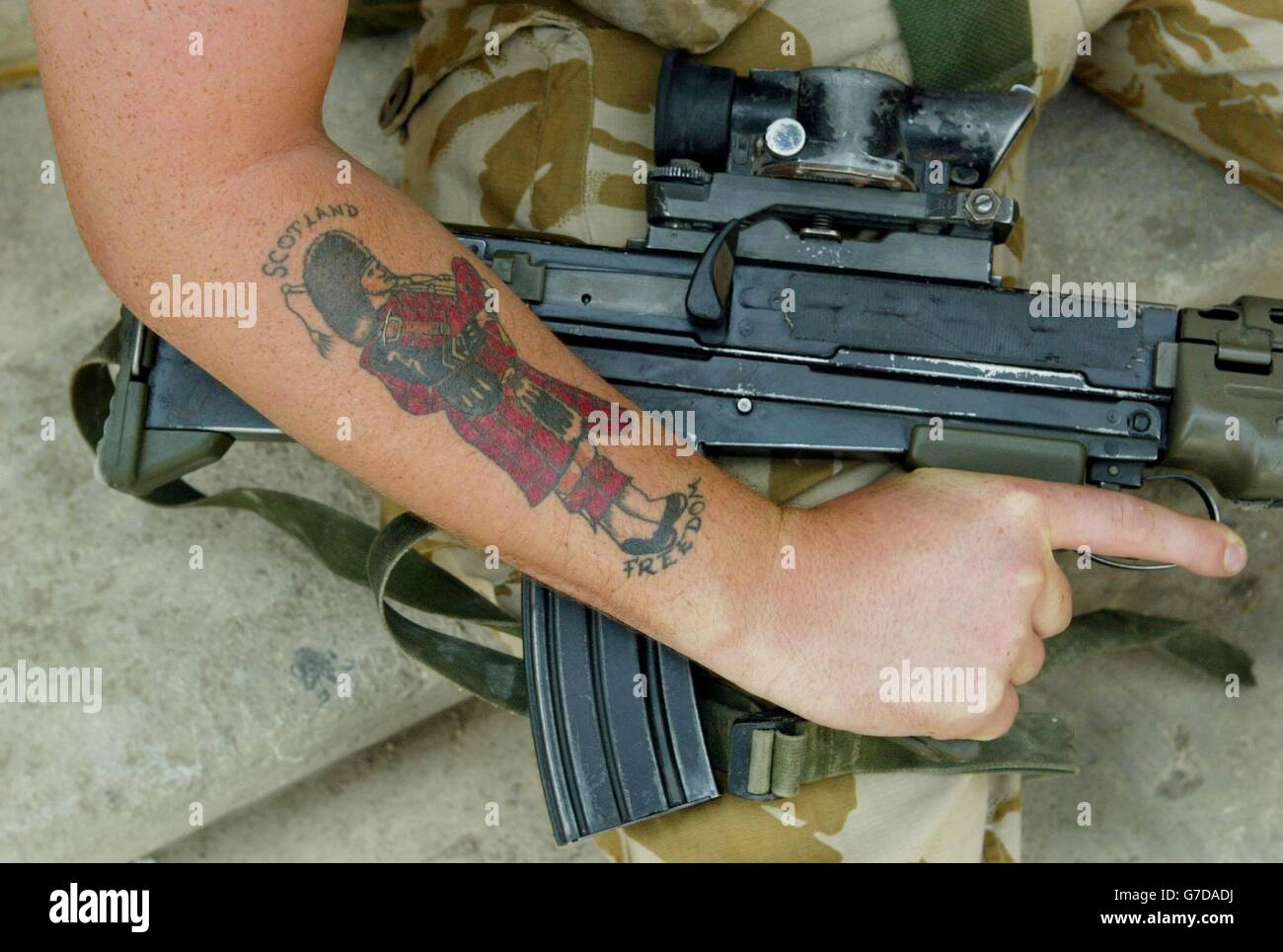 Un soldat de One Company Black Watch tient son fusil lors d'un briefing avant une patrouille précoce dans les rues de Bassorah. Banque D'Images