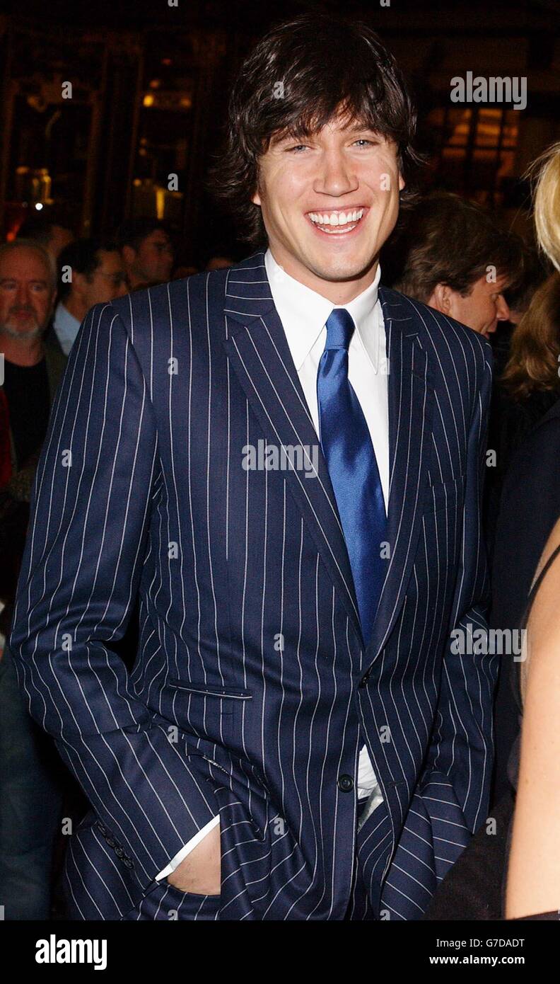 Vernon Kay, présentateur de télévision, arrive pour la soirée d'ouverture de la comédie musicale Salsa « les instincts fous » au Savoy Theatre dans le centre de Londres. Banque D'Images