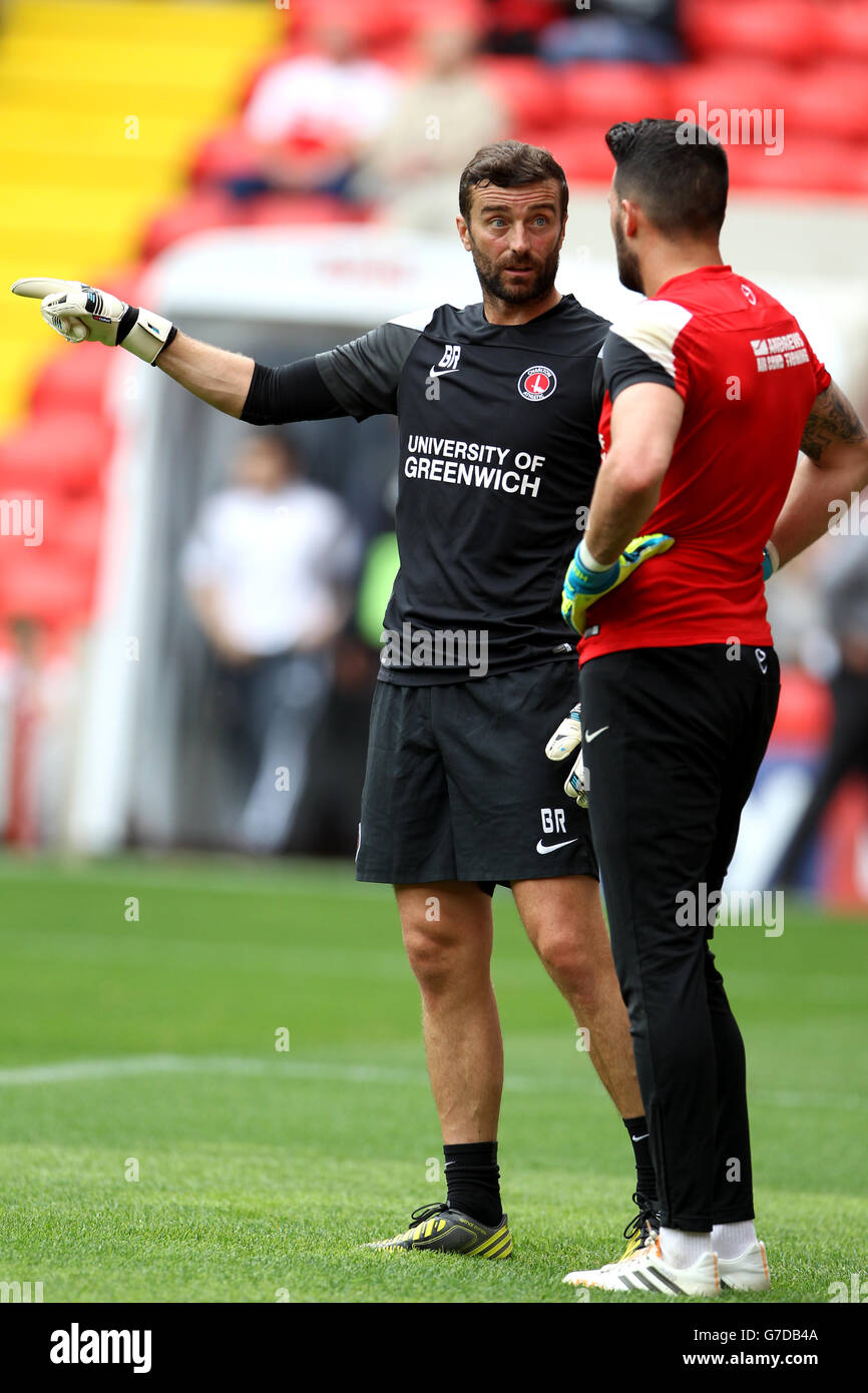 Football - Championnat Sky Bet - Charlton Athletic / Middlesbrough - The Valley.L'entraîneur de gardien de but athlétique de Charlton Ben Roberts (à gauche) s'entretient avec Stephen Henderson Banque D'Images