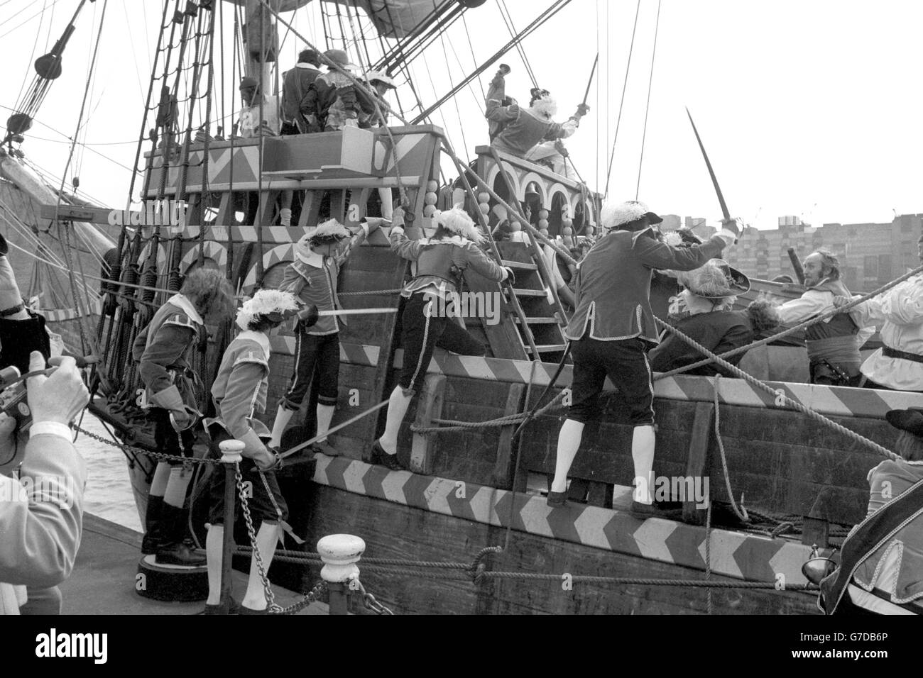 Les membres de la Sealed Knot Society, l'organisation qui recrée les batailles historiques de la guerre civile anglaise en tenue d'époque, attaquent la réplique authentique à grande échelle du navire de Sir Francis Drake « Golden Hinde », qui est amarré à Tower Pier.Le navire, qui a subi des modifications de la coque dans un chantier naval de Dartmouth, mettra la voile en octobre pour son poste permanent à San Francisco, aux États-Unis. Banque D'Images