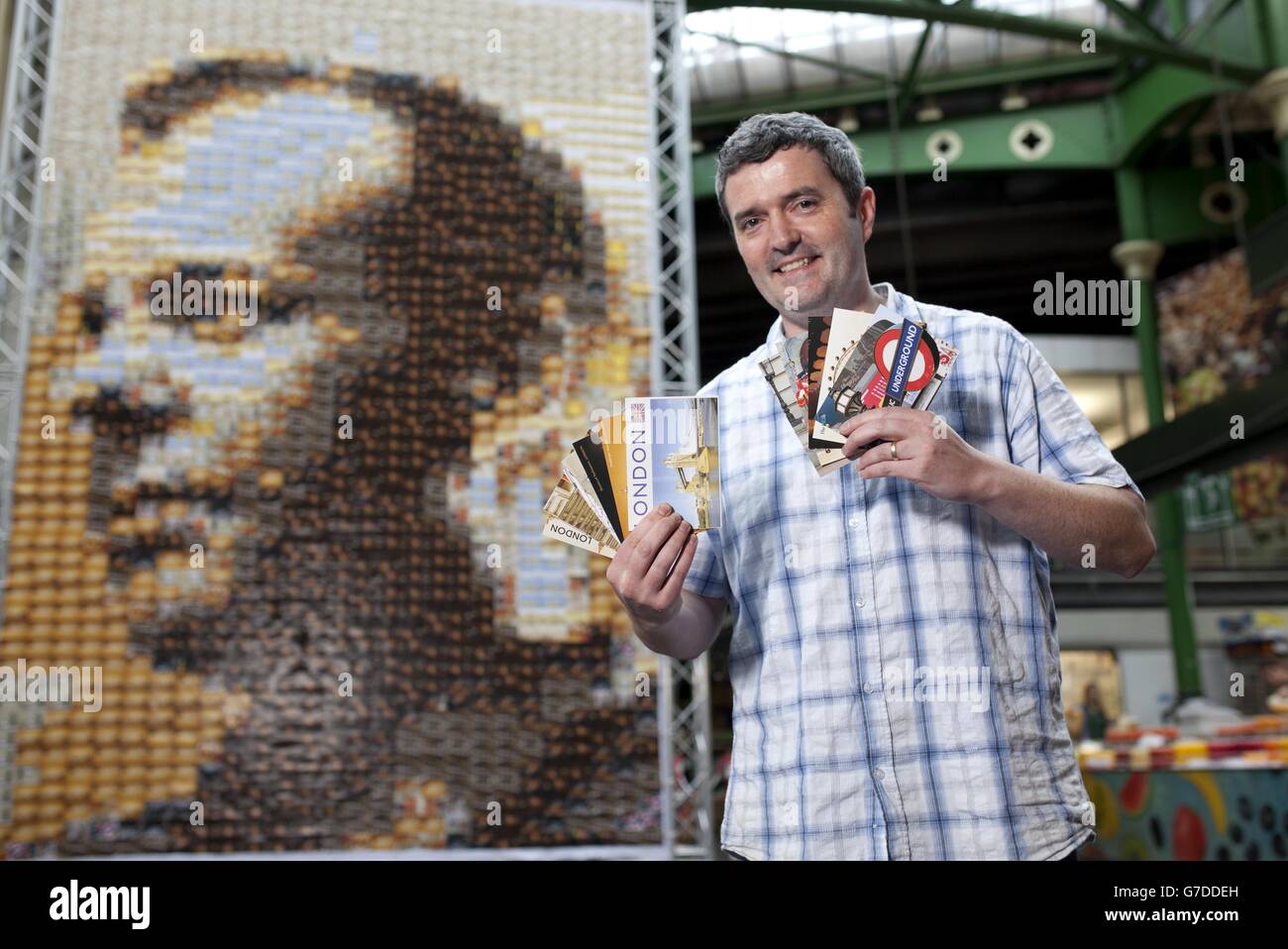 L'artiste Quentin Devine se dresse devant une toile de 24 mètres carrés, faite de 1,485 cartes postales de l'acteur Kiefer Sutherland de caractère comme Jack Bauer de la télévision 24, Exposé au Borough Market à Londres, qui a été utilisé comme lieu de tournage pour marquer la sortie Blu-ray et DVD de 24: Live Another Day le lundi 6 octobre. Banque D'Images