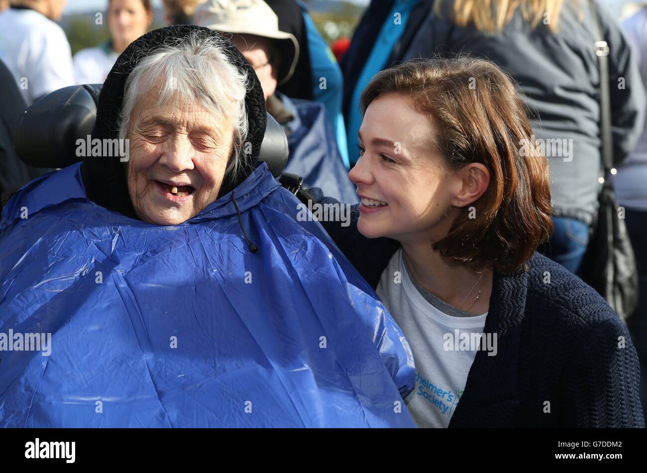 L'actrice Carey Mulligan (à droite) avec sa grand-mère Margaret avant de prendre part à la Marche de la mémoire de la Société Alzheimer dans le parc des musées de Swansea, au pays de Galles. Banque D'Images