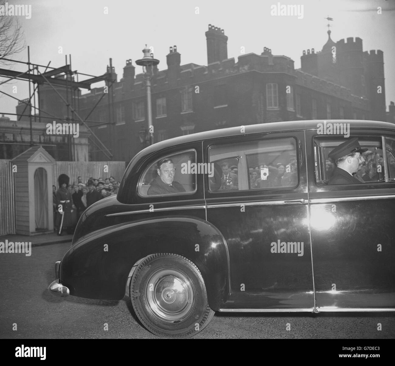 Le duc de Windsor part de Marlborough House, à Londres, où il a rendu visite à sa mère, la reine Mary, dont l'état est source d'anxiété. Banque D'Images