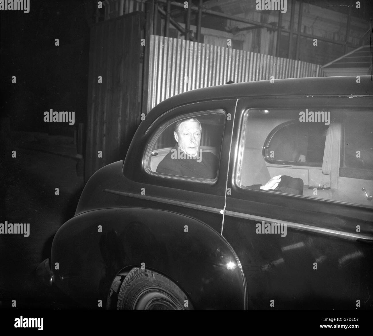 Un duc de Windsor, affligé de chagrin, quitte la maison Marlborough à Londres. Il y a été appelé à 22h30 pour entendre la mort de sa mère, la reine Marie, qui est décédée paisiblement dans son sommeil à 22h20. Banque D'Images