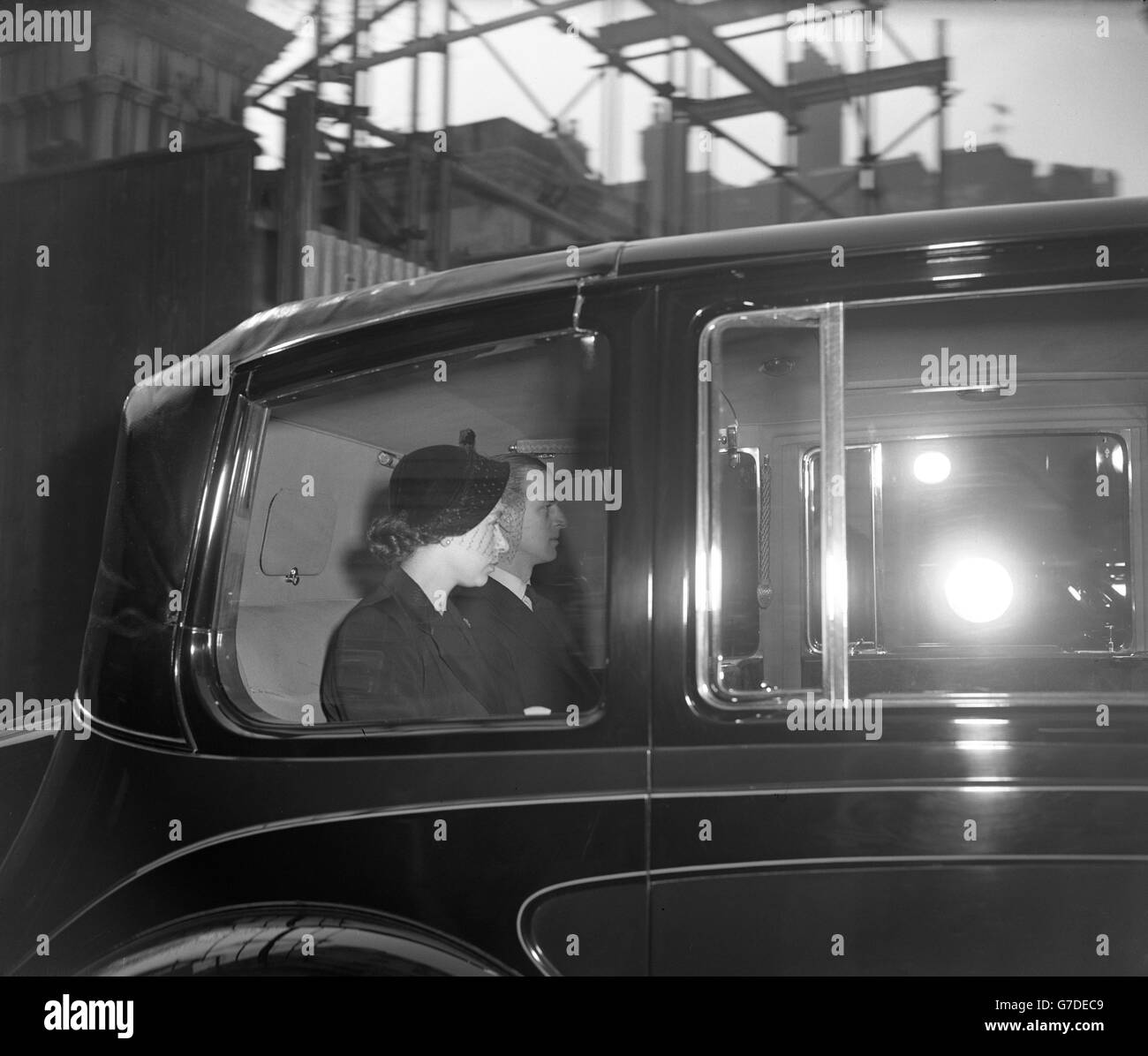 La Reine et le duc d'Édimbourg en voiture après une visite à Marlborough House, Londres. D'autres membres de la famille royale ont également appelé à la Chambre, où la reine Mary est décédée hier soir. Banque D'Images