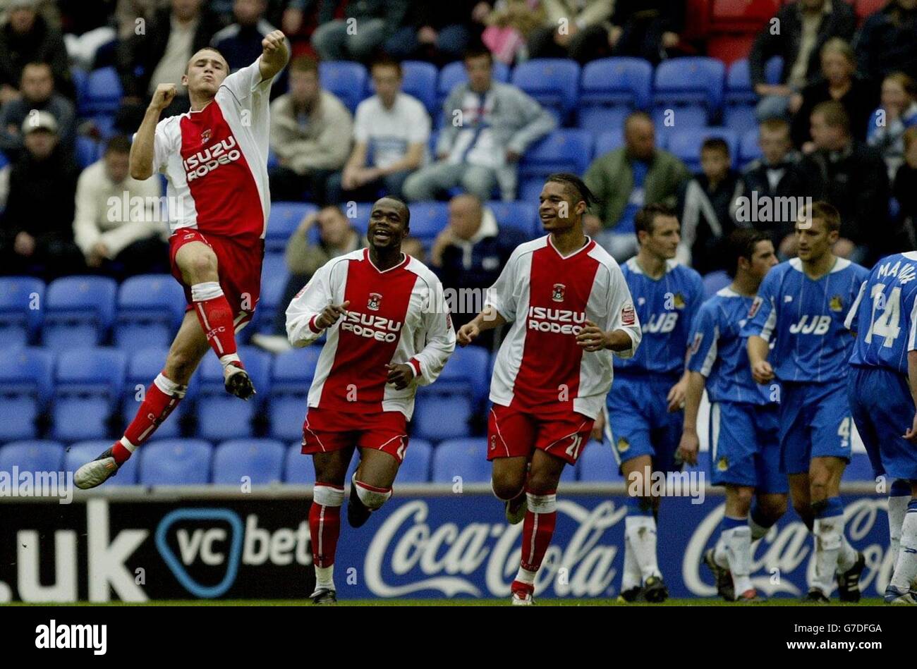 Eddie Johnson, de Coventry City, célèbre son score contre Wigan Athletic lors du match de championnat Coca-Cola au JJB Stadium, Wigan, le samedi 23 octobre 2004. PAS D'UTILISATION DU SITE WEB DU CLUB OFFICIEUX. Banque D'Images