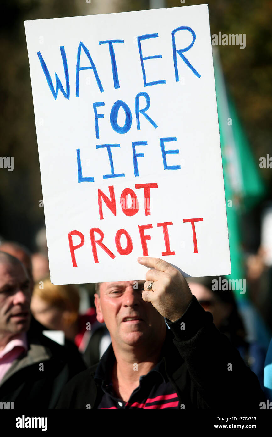 Les manifestants défilent dans les rues de Dublin lors d'une manifestation contre les accusations d'eau. Banque D'Images