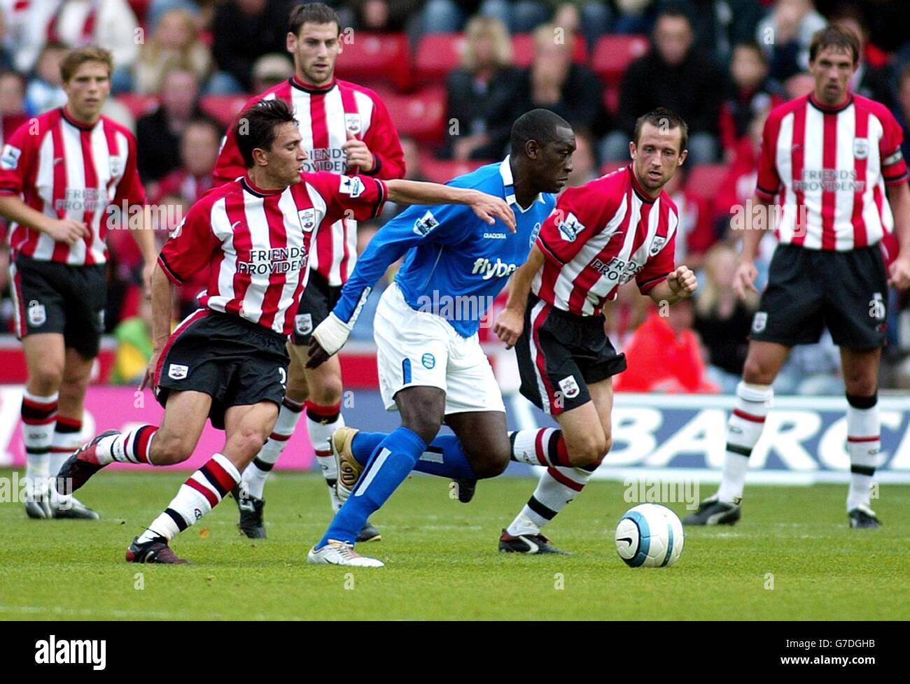 Emile Heskey du Birmingham City FC est le centre d'attention de Southampton défendre en nombre lors du match Barclays Premiership au St Mary's Stadium, Southampton. Banque D'Images