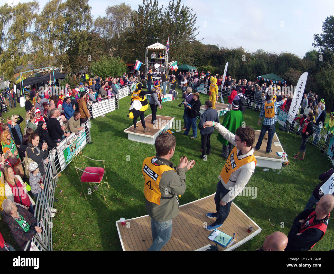 Les concurrents participent aux championnats du monde de conker à Southwick, dans le Northamptonshire. Banque D'Images