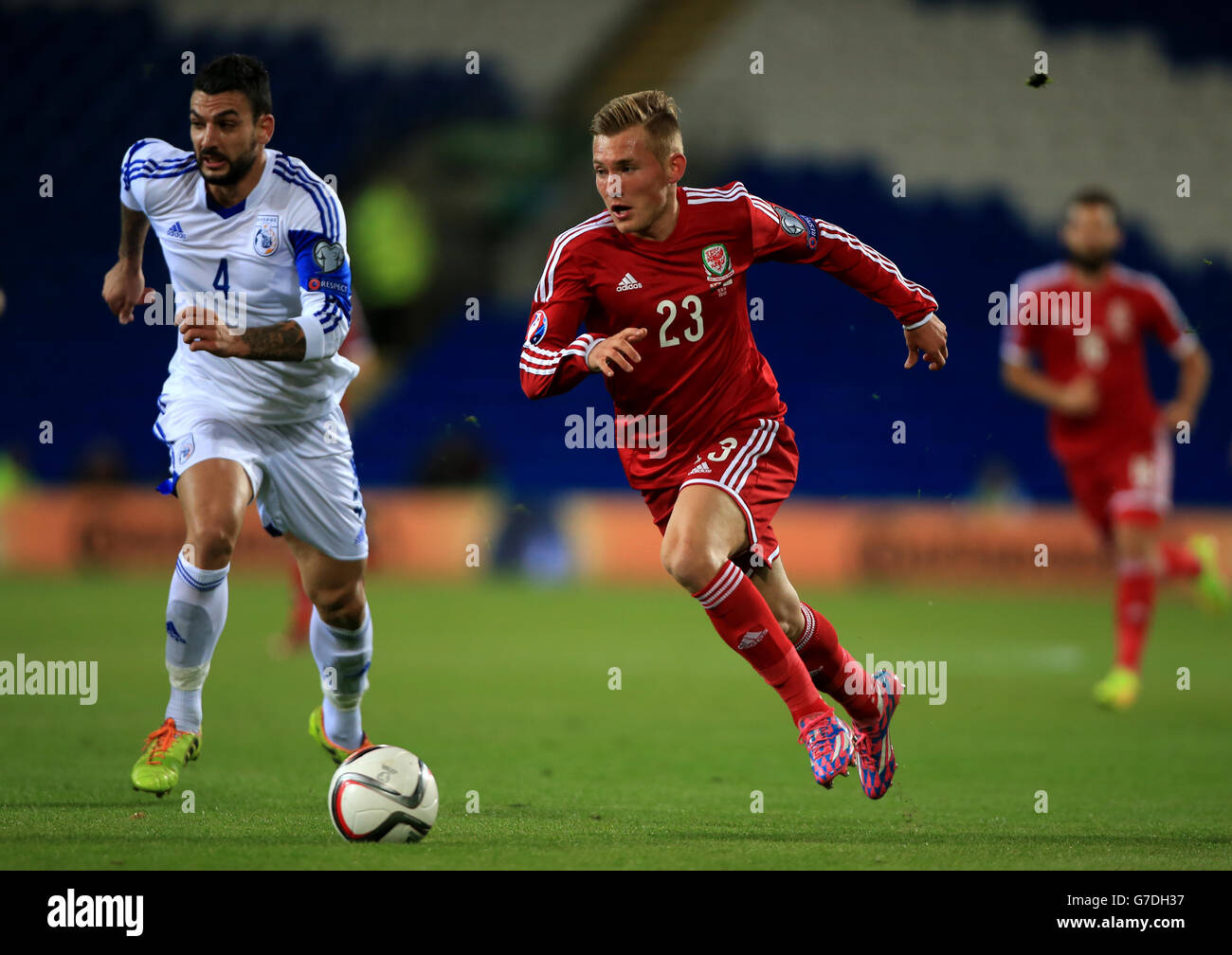 George Williams au pays de Galles lors du match de qualification à l'UEFA Euro 2016 au Cardiff City Stadium. Banque D'Images