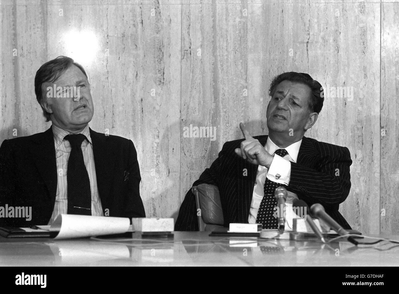 Jocelyn Stevens (à gauche), vice-président et directeur général de Express Newspapers, et Lord Matthews, président et chef de la direction, lors d'une conférence de presse à Trafalgar House. Le papier de Lord Matthews The Evening Standard est de fusionner avec le Evening News. Banque D'Images