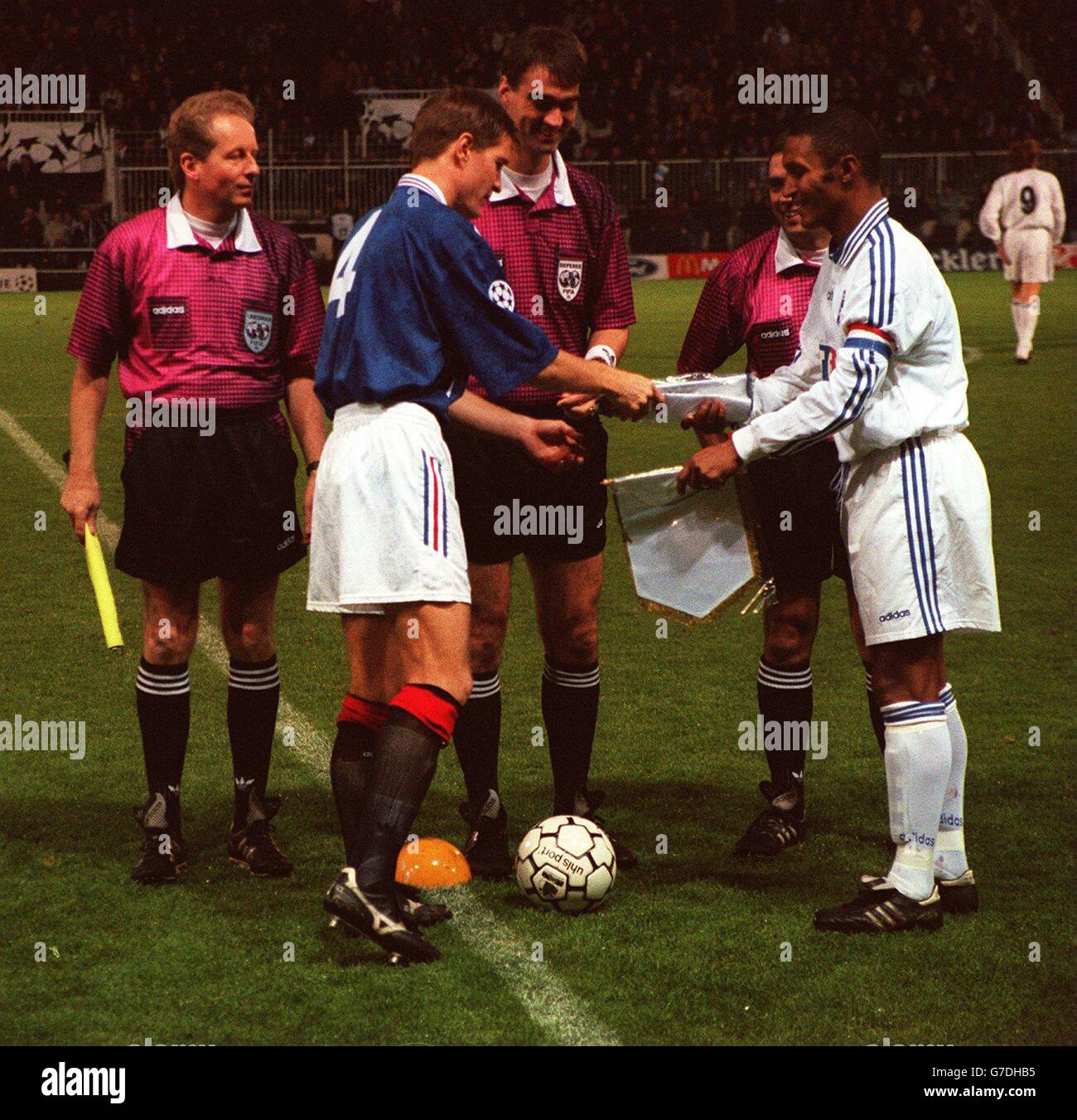 Richard Gough, Glasgow Rangers et Moussa SAIB, AJ Auxerre remettre des jetons avant le match Banque D'Images