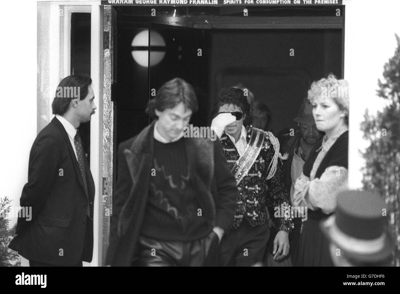 La timide star pop Michael Jackson tente de cacher son visage alors qu'il quitte l'hôtel Montcalm à Londres, où il séjourne. Il doit passer le week-end avec Paul McCartney et sa famille dans leur ferme près de Rye, dans le Sussex. Banque D'Images