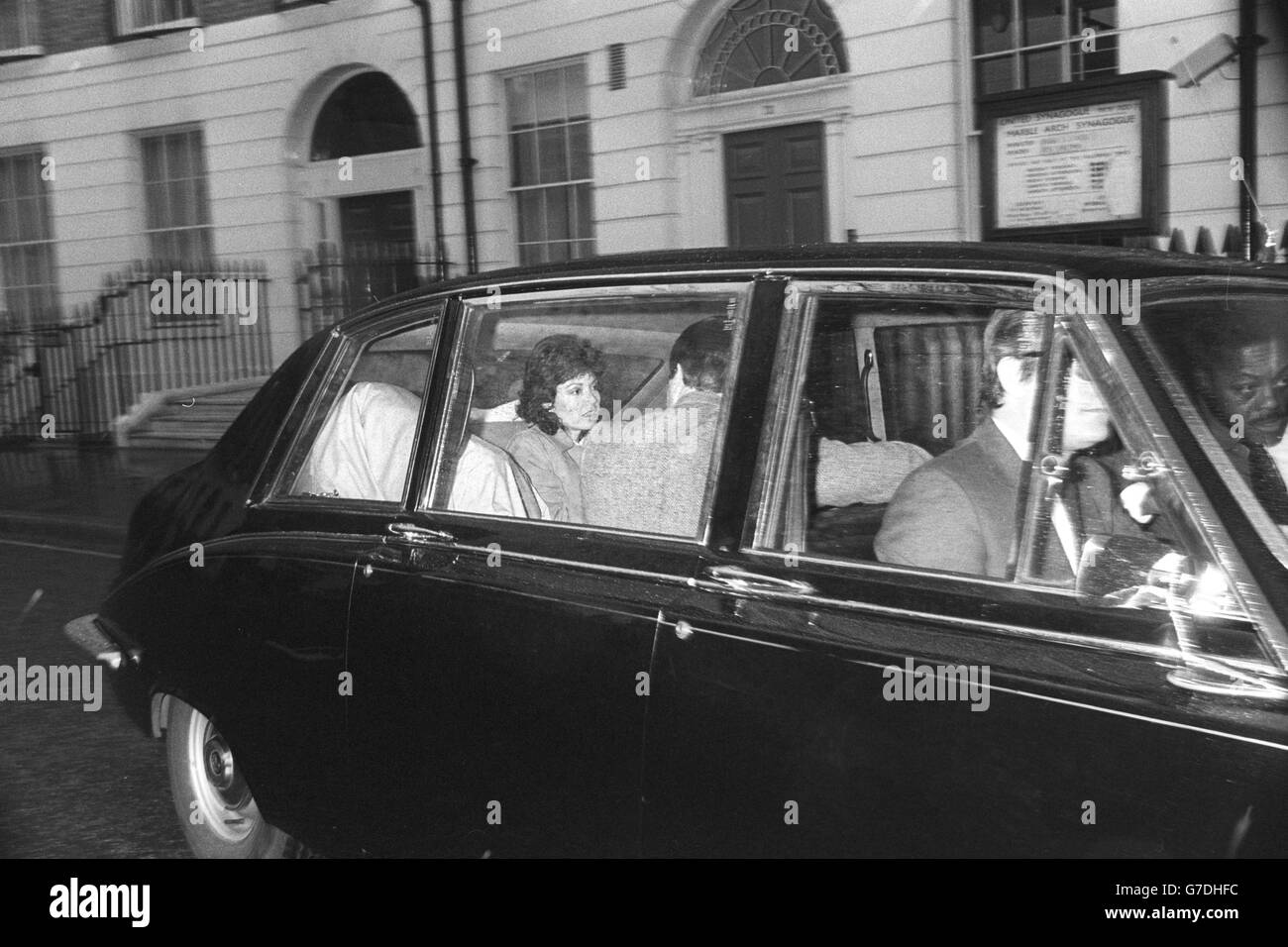 La timide star pop Michael Jackson se cache sous un manteau lorsqu'il est conduit à l'hôtel Montcalm de Londres, où il séjourne.Il doit passer le week-end avec Paul McCartney et sa famille dans leur ferme près de Rye, dans le Sussex. Banque D'Images