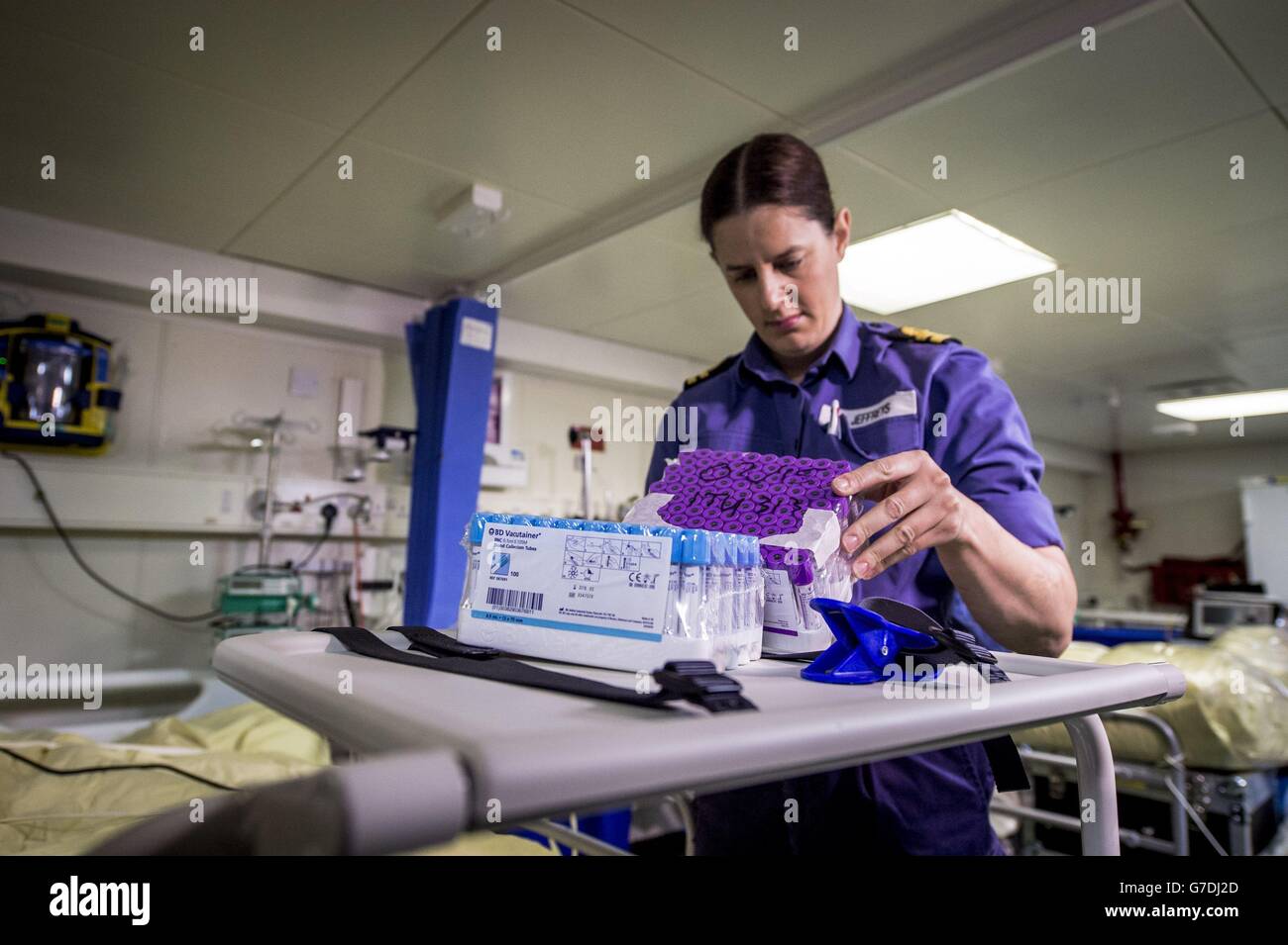 L'infirmière de la Royal Navy, la Lieutenant Susan Jeffreys, vérifie l'équipement médical à bord de la Royal Fleet Auxiliary Argus, actuellement amarrée à Falmouth, alors que plusieurs centaines d'équipages se préparent à prendre la mer le vendredi 17 octobre en Sierra Leone, en Afrique, pour aider à l'épidémie d'Ebola. Banque D'Images