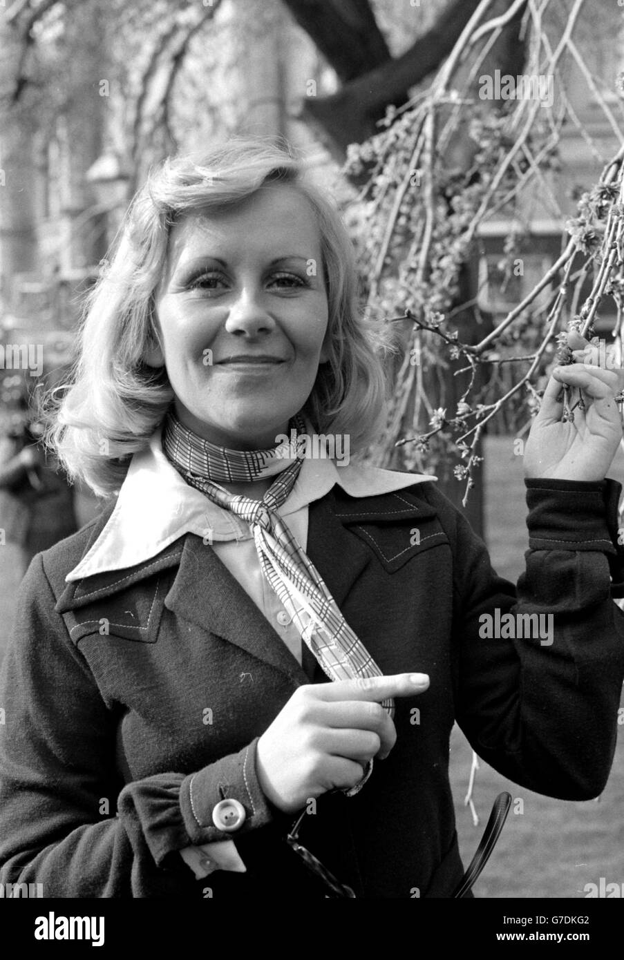 À la recherche de signes de printemps à Brighton, Tina (AKA Philomena Reynolds) qui représentera l'Irlande dans le concours Eurovision de la chanson 1974 à Brighton. Banque D'Images