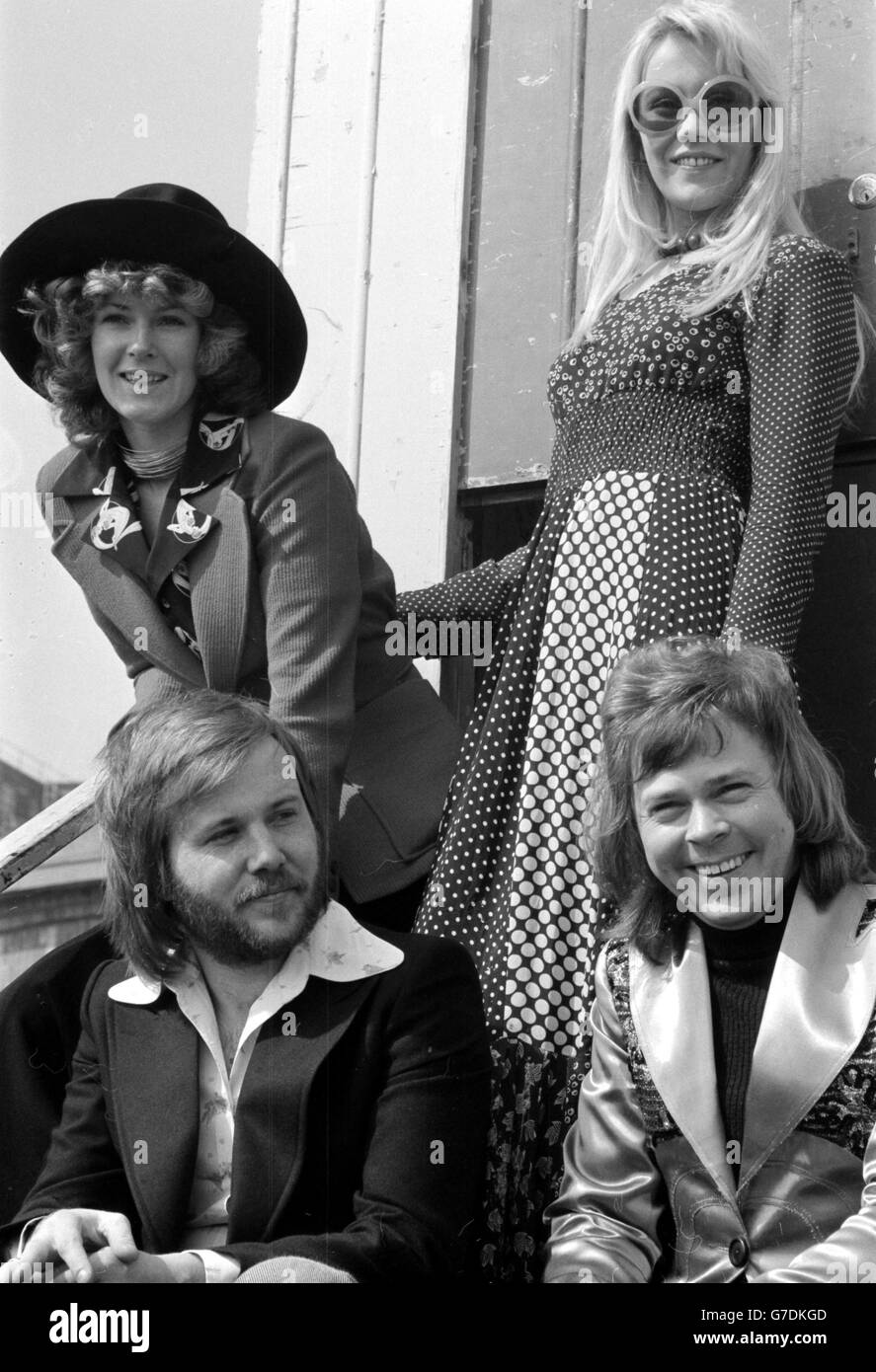Le groupe pop Abba à Brighton, où ils ont remporté le concours Eurovision de la chanson pour la Suède avec 'Waterloo', chanté par les filles, Annifrid Lyngstad (Frida), à gauche, et Agnetha Faltskog (Anna).Les autres membres du groupe, Benny Andersson, à gauche, et Bjorn Ulvaeus, ont composé la chanson. Banque D'Images
