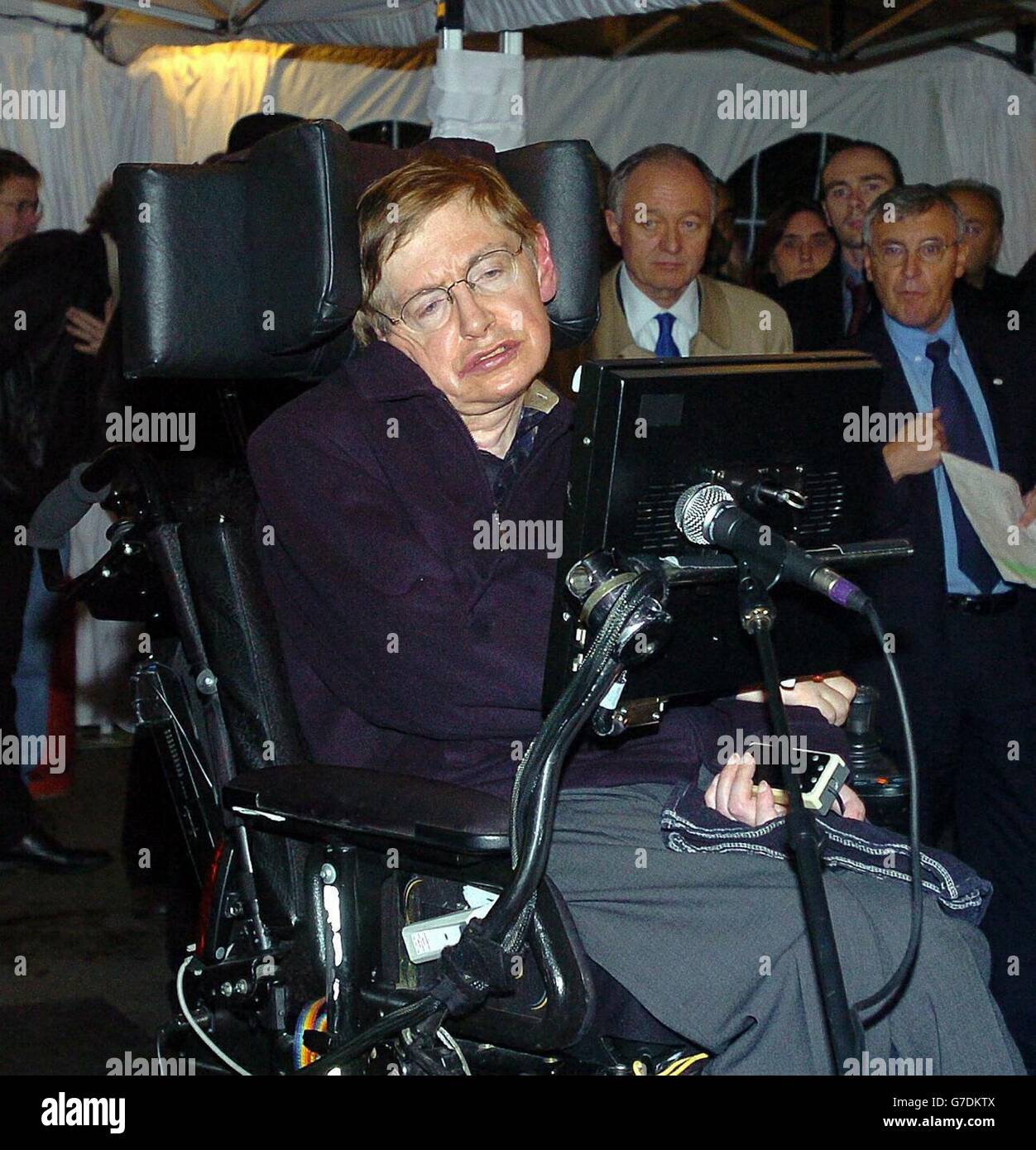 Stephen Hawking, un scientifique respecté dans le monde entier, a déclaré lors d'un rassemblement pour le désarmement nucléaire à Trafalgar Square, à Londres, que la mort de plus de 100,000 personnes en Irak était un crime de guerre.Le professeur Hawking a fait ses critiques lorsqu'il a assisté à un événement spécial pour se souvenir de ceux qui ont perdu la vie depuis la guerre l'an dernier. Banque D'Images