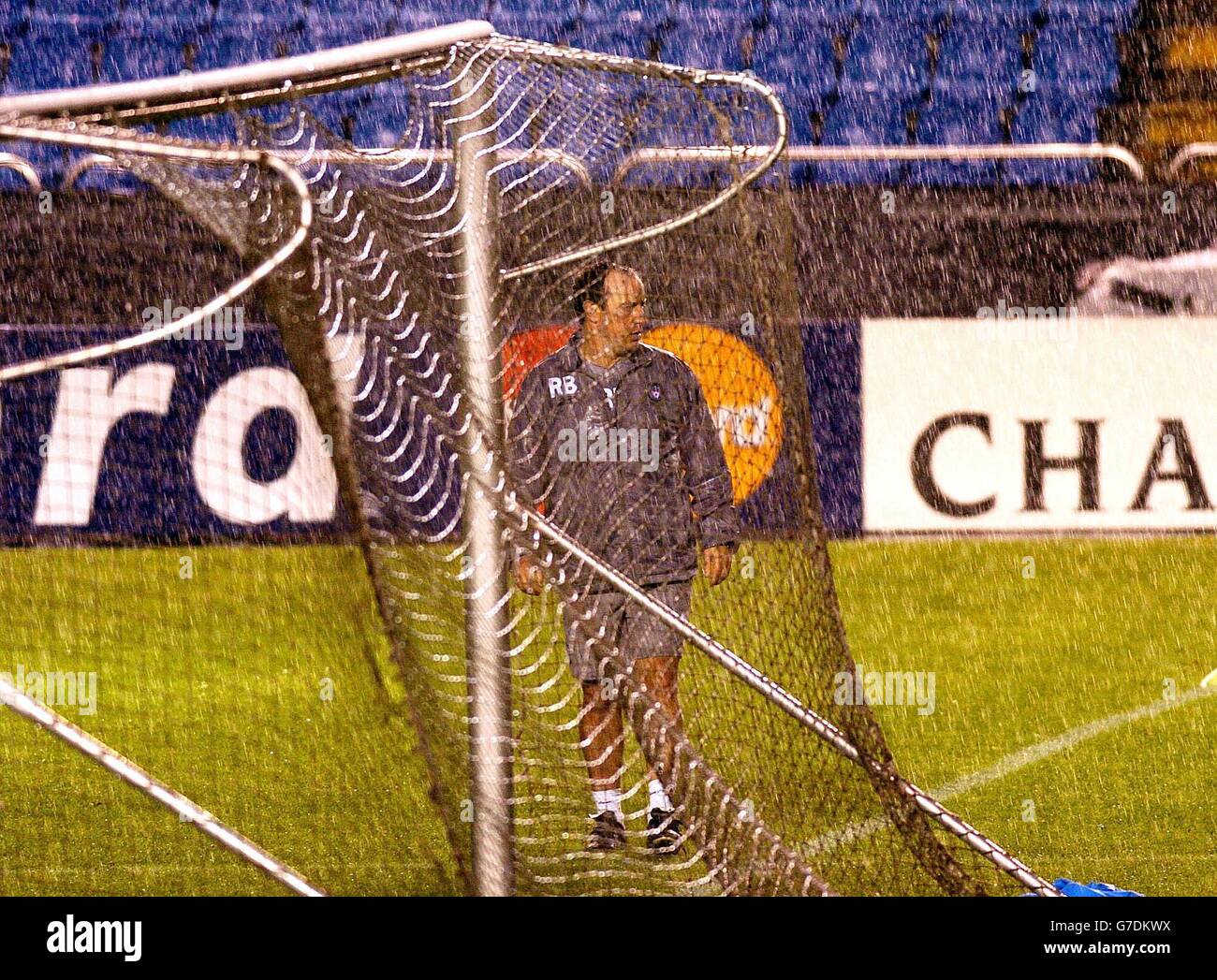 Rafael Benitez, directeur de Liverpool, dirige l'entraînement au stade Riazor à la Coruna, en Espagne, devant le groupe A de la Ligue des champions de l'UEFA contre de Portivo demain. Banque D'Images