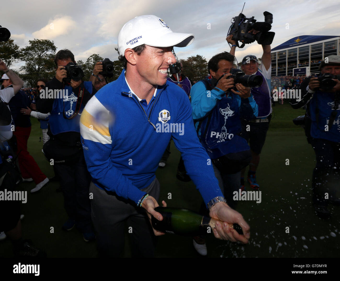 Rory McIlroy d'Europe célèbre après avoir remporté la Ryder Cup le troisième jour de la 40e Ryder Cup au Gleneagles Golf course, dans le Perthshire. Banque D'Images